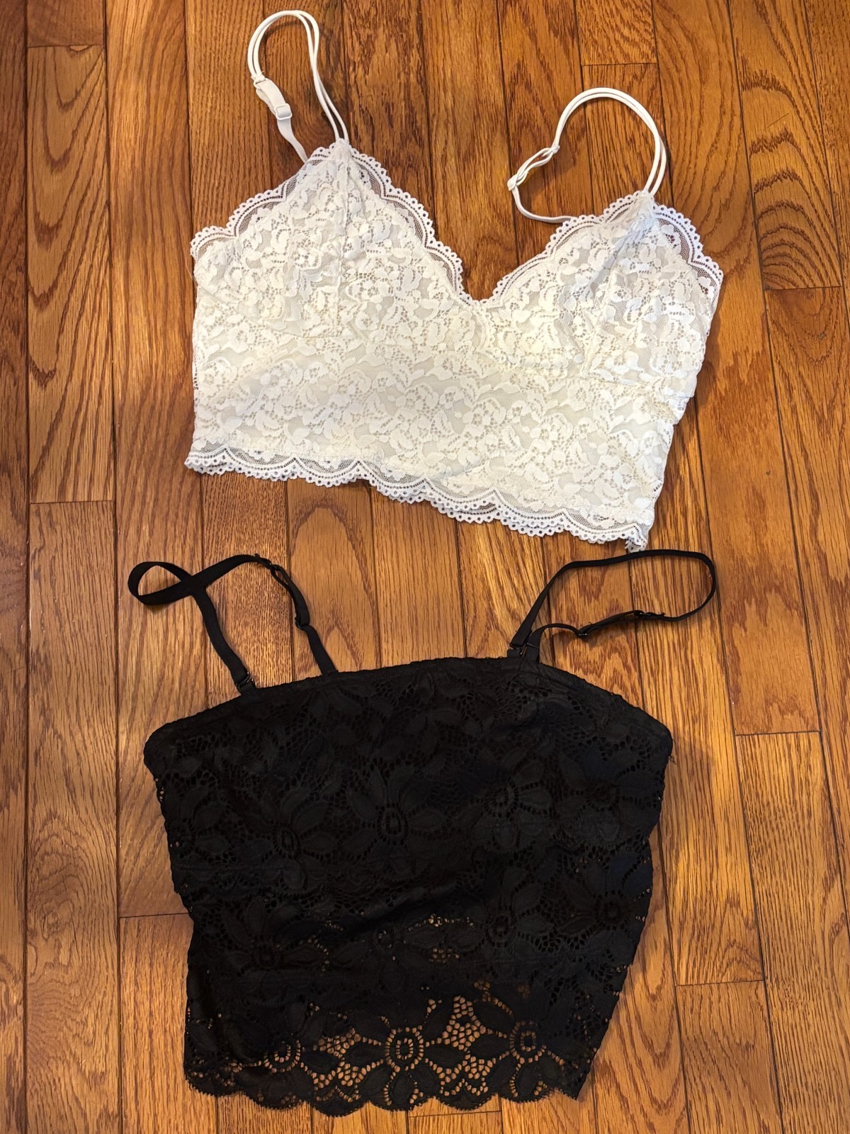 SO 1 White and 1 Black Lace Bralette Crop Top Women’s Size M Lined-NICE