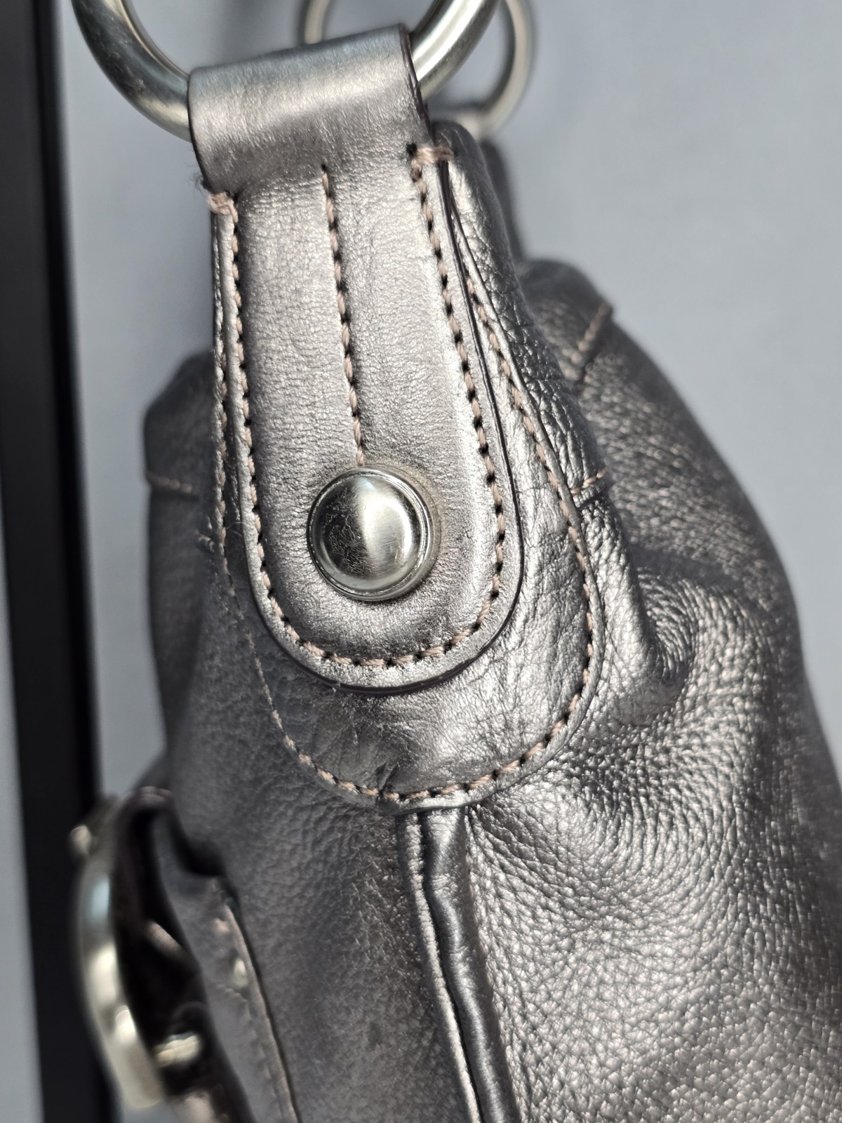 B. Makowsky Silver Pebbled Shoulder/Crossbody Bag Detachable Strap Charm Hobo