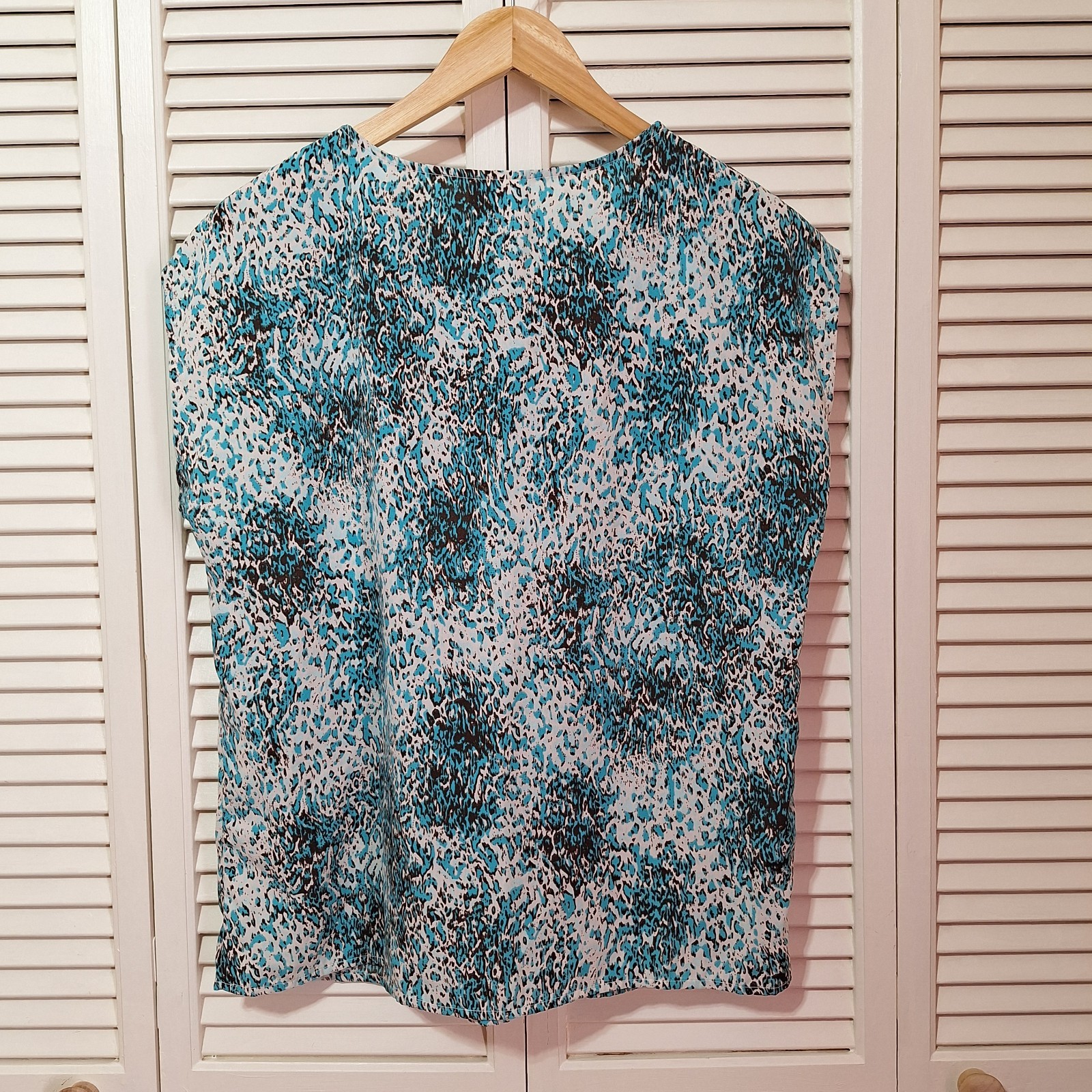 Southern Lady Womens Size M Cap Sleeve Pullover Top Blouse Blue Animal Print