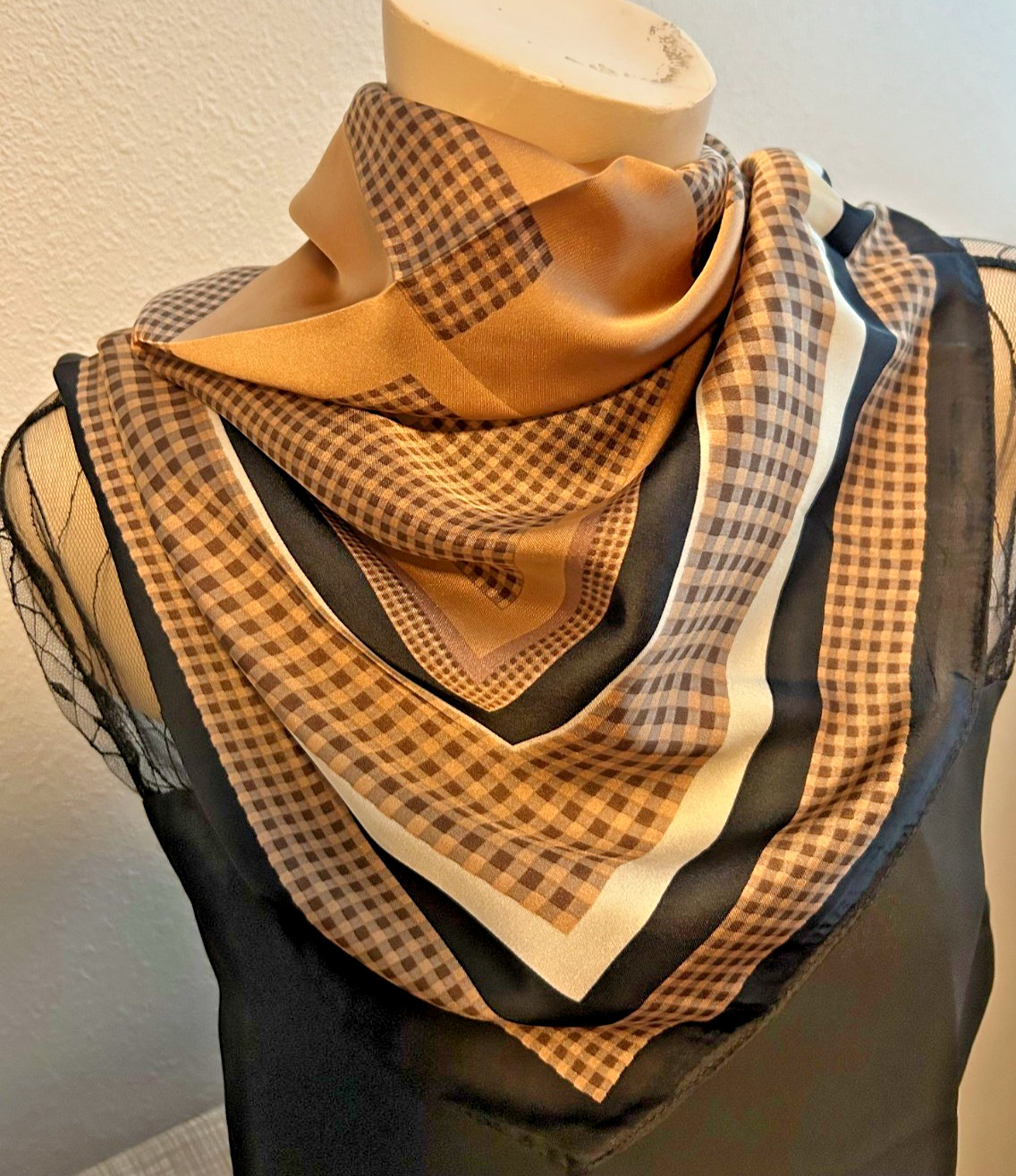 NEW 25.5 x 26.5 In. Sq. Med. Black, Brown, White Houndstooth 100% Silk – SS 1044