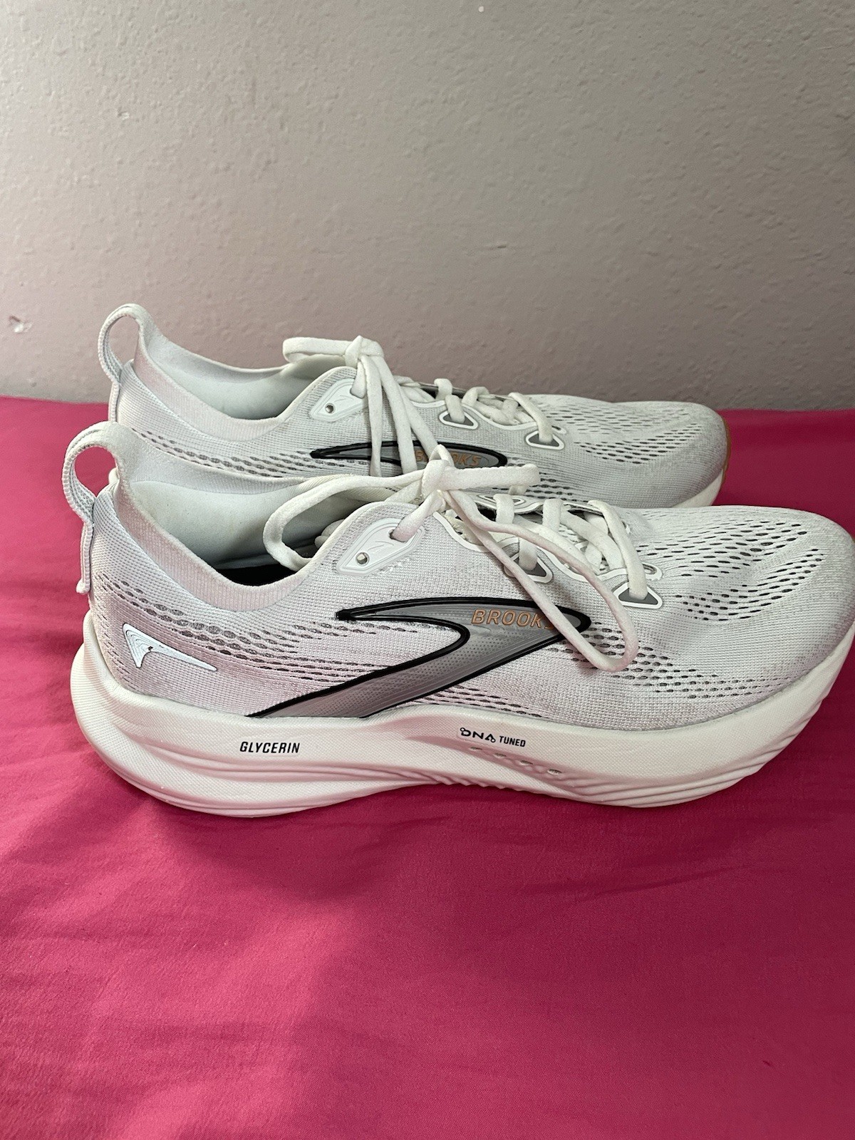 Brooks Glycerin Men’s Low Top Lace-Up Athletic Sneaker White Gray Black