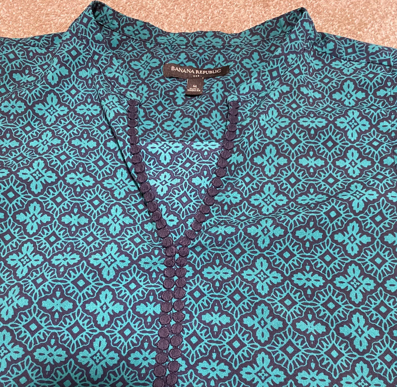 Banana Republic Woven Geometric V-Neck Pullover Blouse, size M