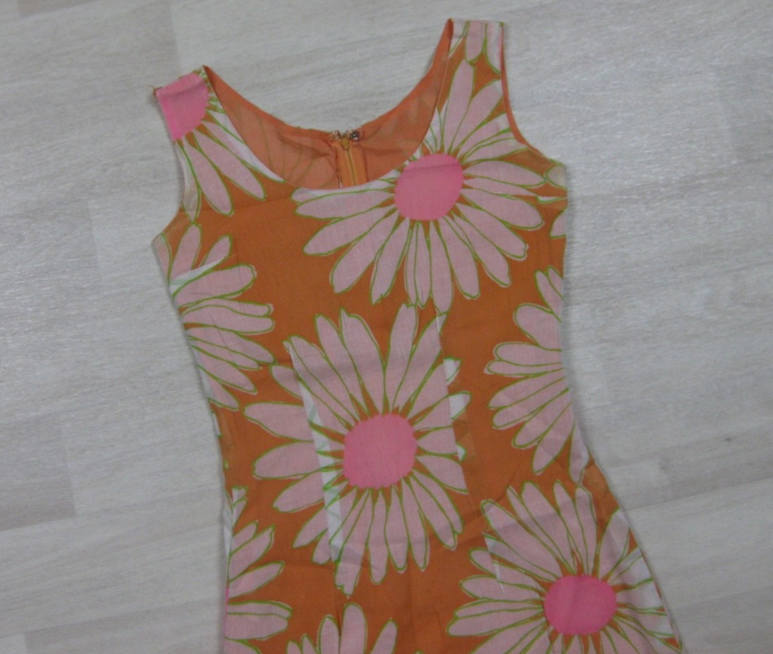 Vintage 60s Mini Sheath Shift Dress (S) Daisy Flower MOD Groovy Orange Pink