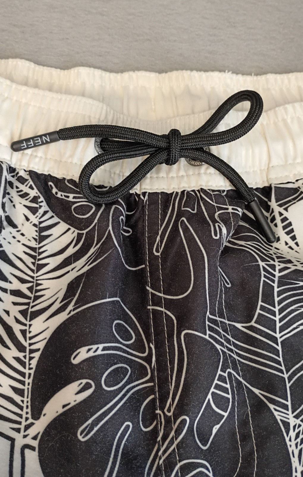 Neff UnLined Draw String Tropical Board Shorts Men Size Small Black/White