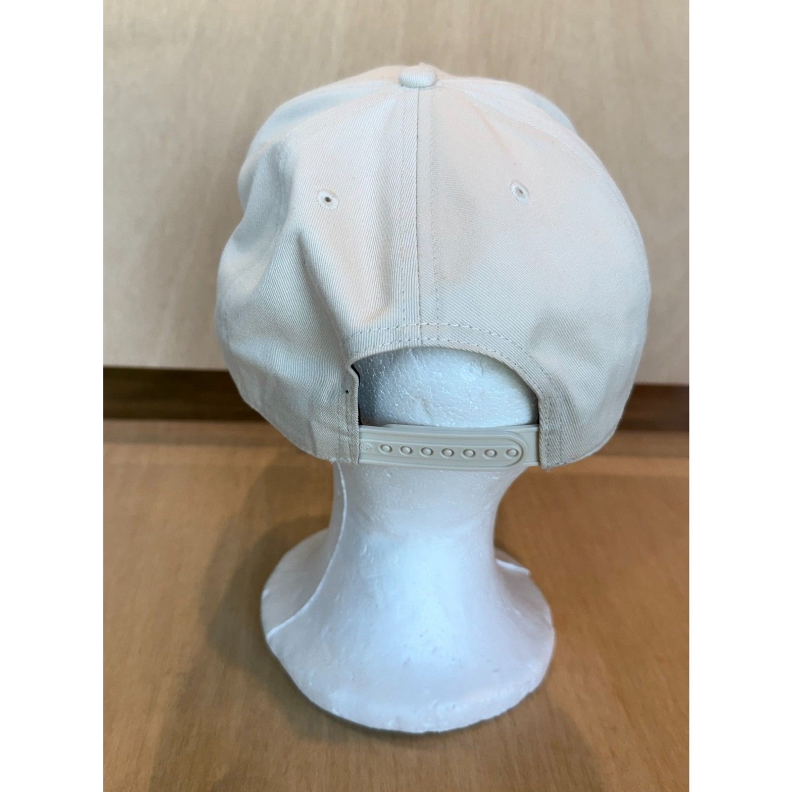 Retro Sporty Arkansas Razorbacks 47 Hitch Cream Baseball Snapback Hat NWOT