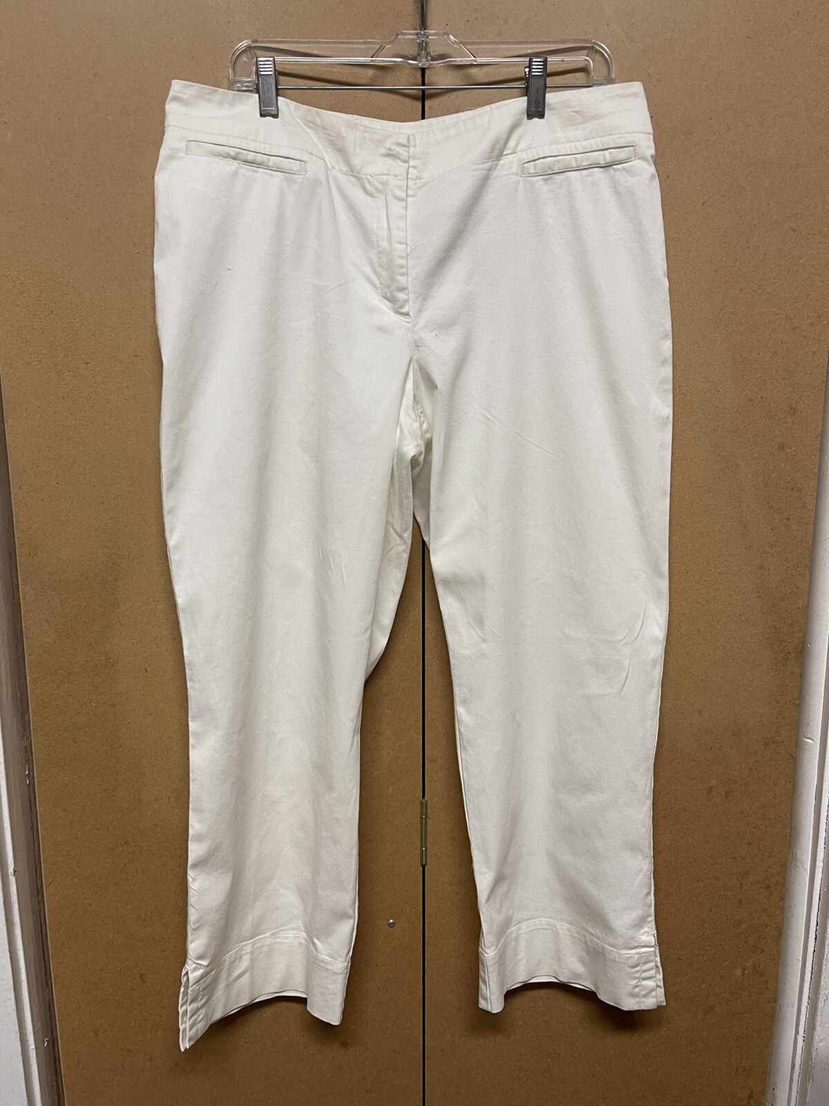 JH Collectibles Size 14 White Capri Zip Front Pants 97% Cotton/ 3% Spandex