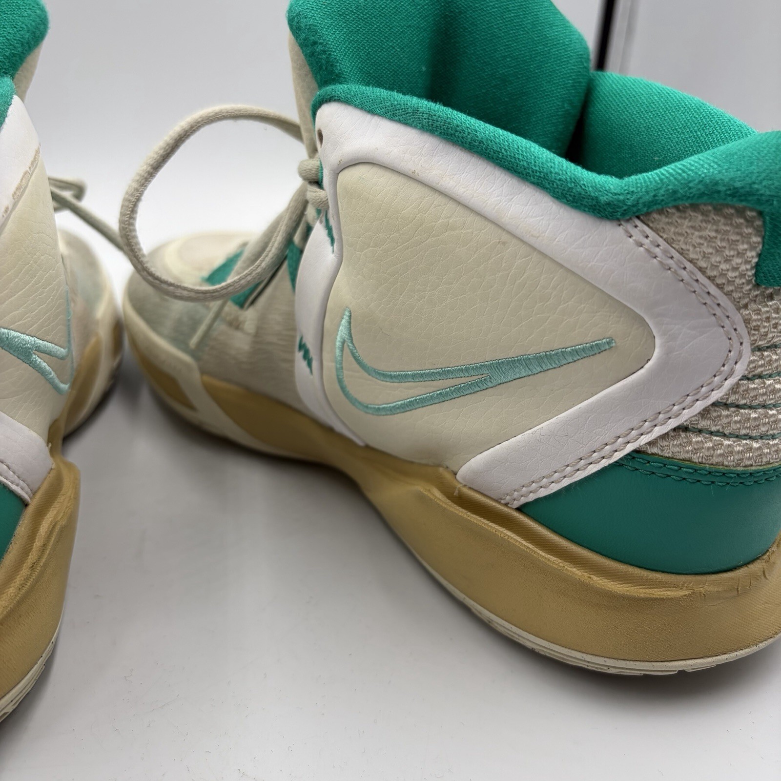 Boy’s Nike Sue Bird x Kyrie Infinity “Golden Tribute” SIze 7Y or W8.5 DD0334-002