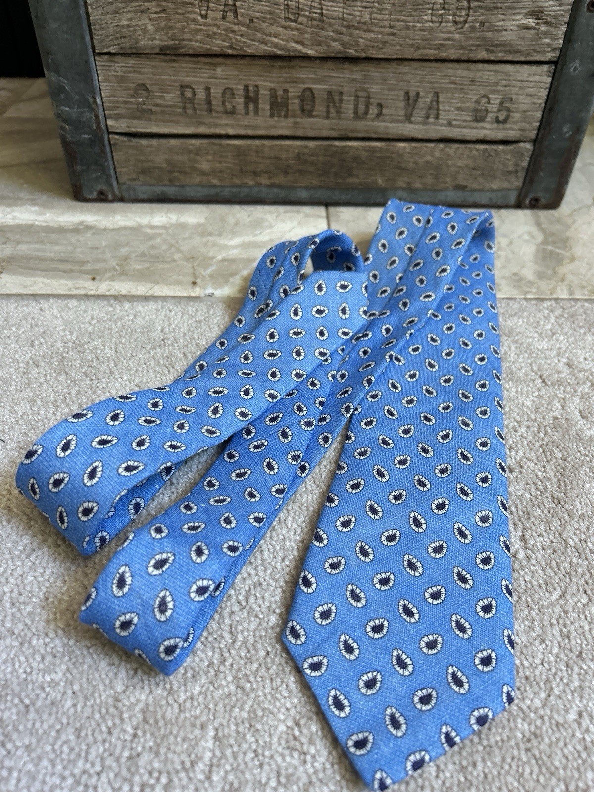 SEAWARD & STERN men’s tie – 100% linen – blue w/ abstract paisleys – 3 1/8″