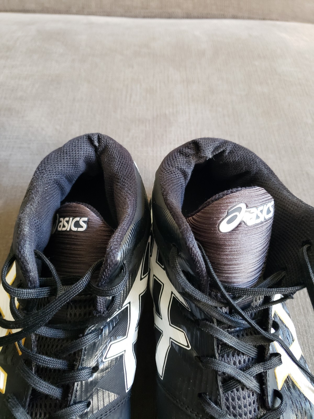 Size 13 – Asics Men’s Sky Elite FF Black Gold Volleyball Shoes Mid Top READ DESC