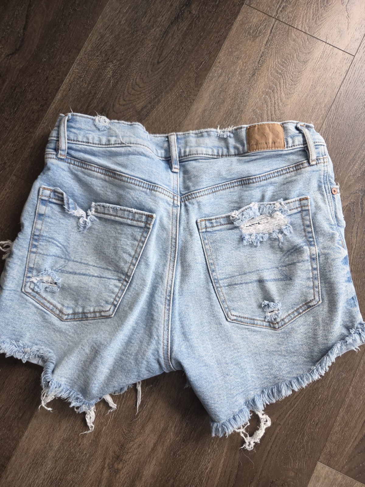 American Eagle Strigid Mom Denim Shorts Distressed Ripped Size 2 Light Wash