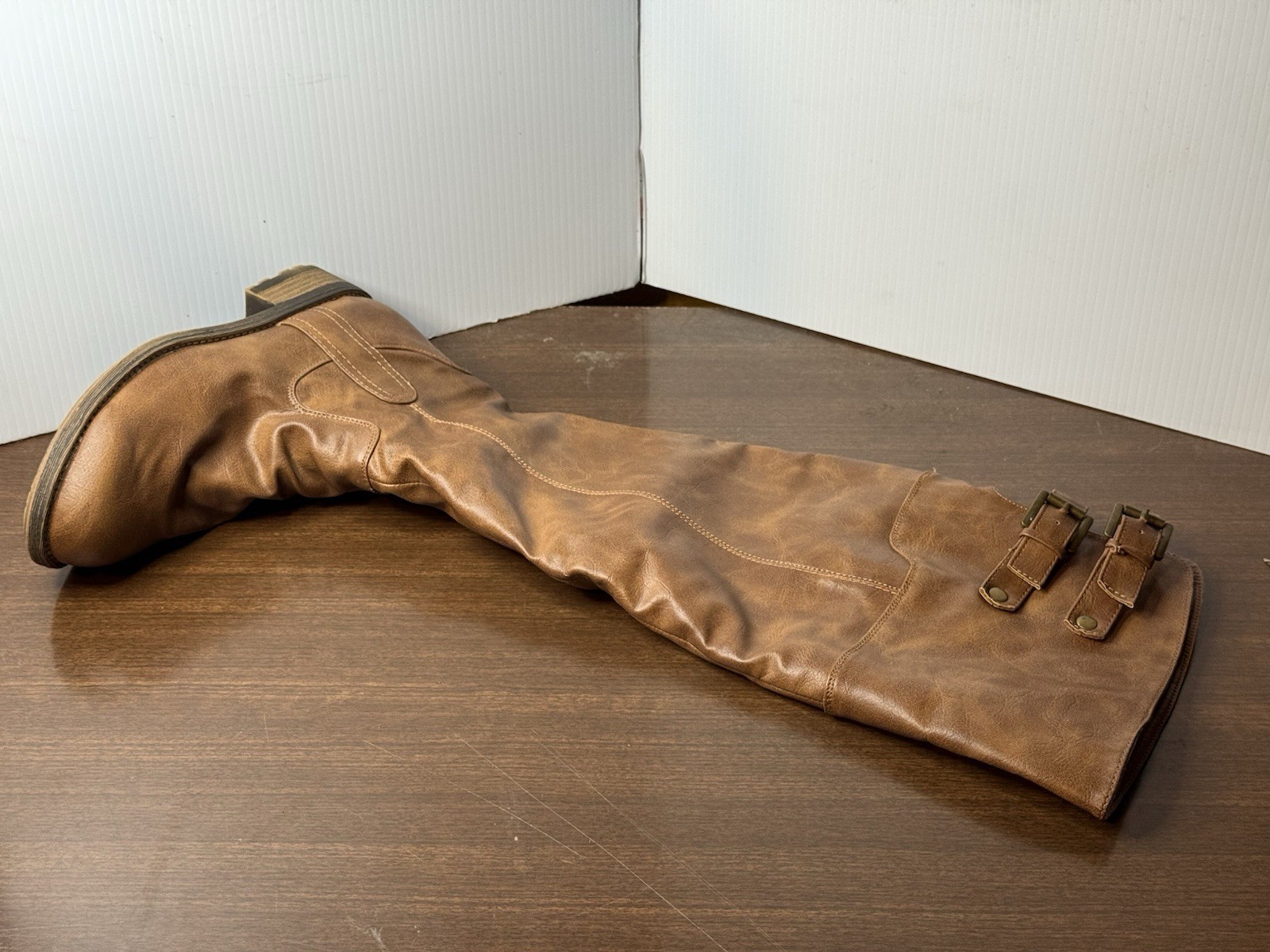 Women’s brown leather boots… Size 7… 20 inches long… Low heel… Look fantastic!
