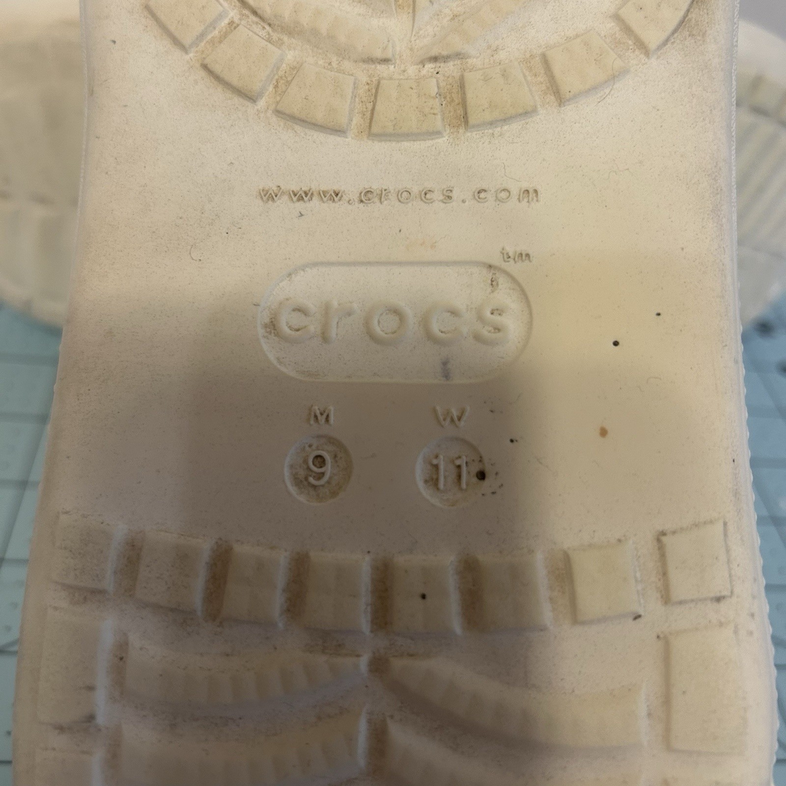 Crocs Classic White Clog Slip-On Rubber Upper Unisex Adults US 9