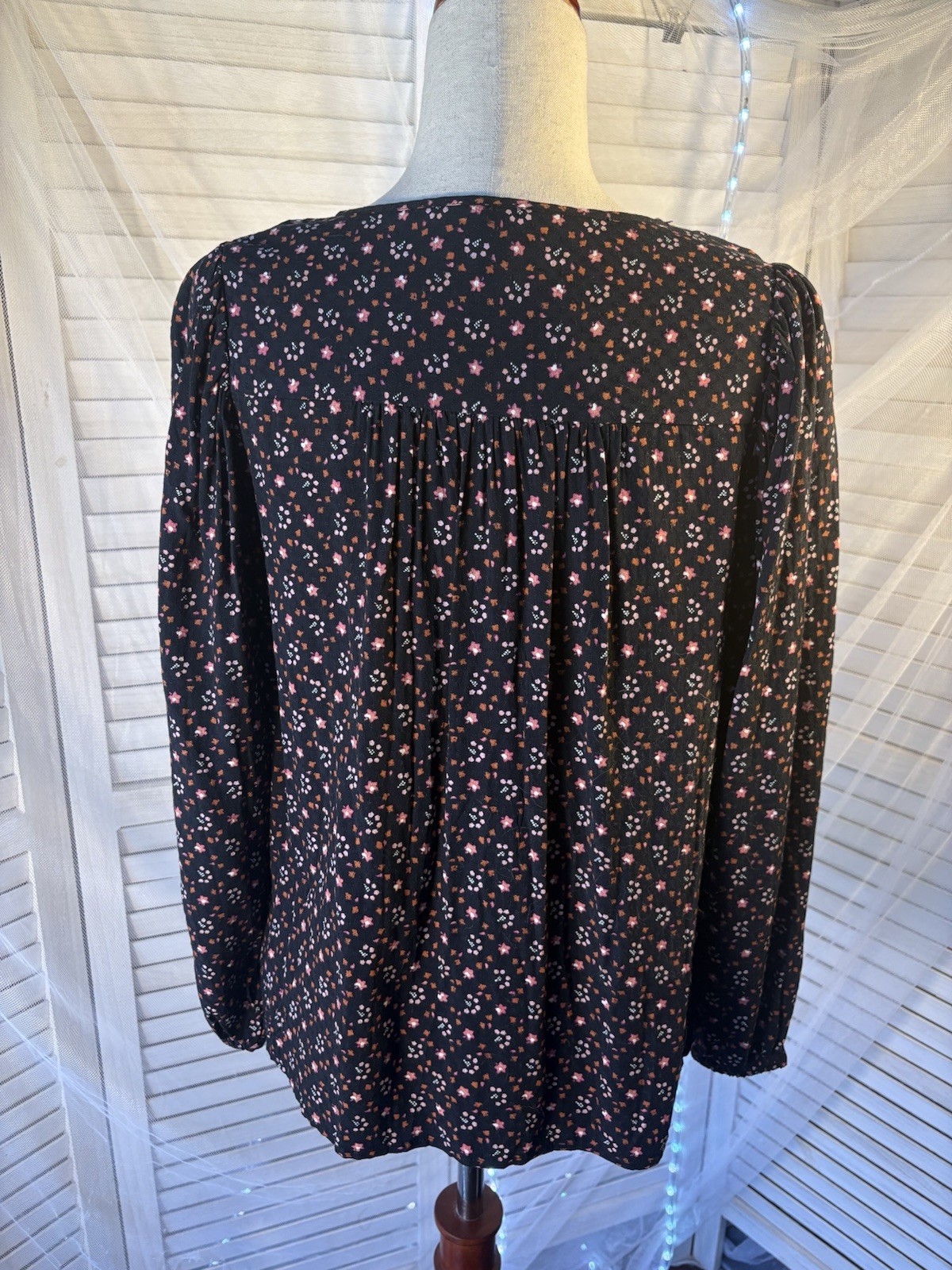 Universal Thread Black Floral Tie Neck Blouse Round Neck Woven Rayon M