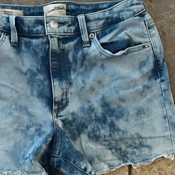 Universal Thread High Rise Midi Denim Shorts Blue Acid Wash Raw Hem Size 8/29R
