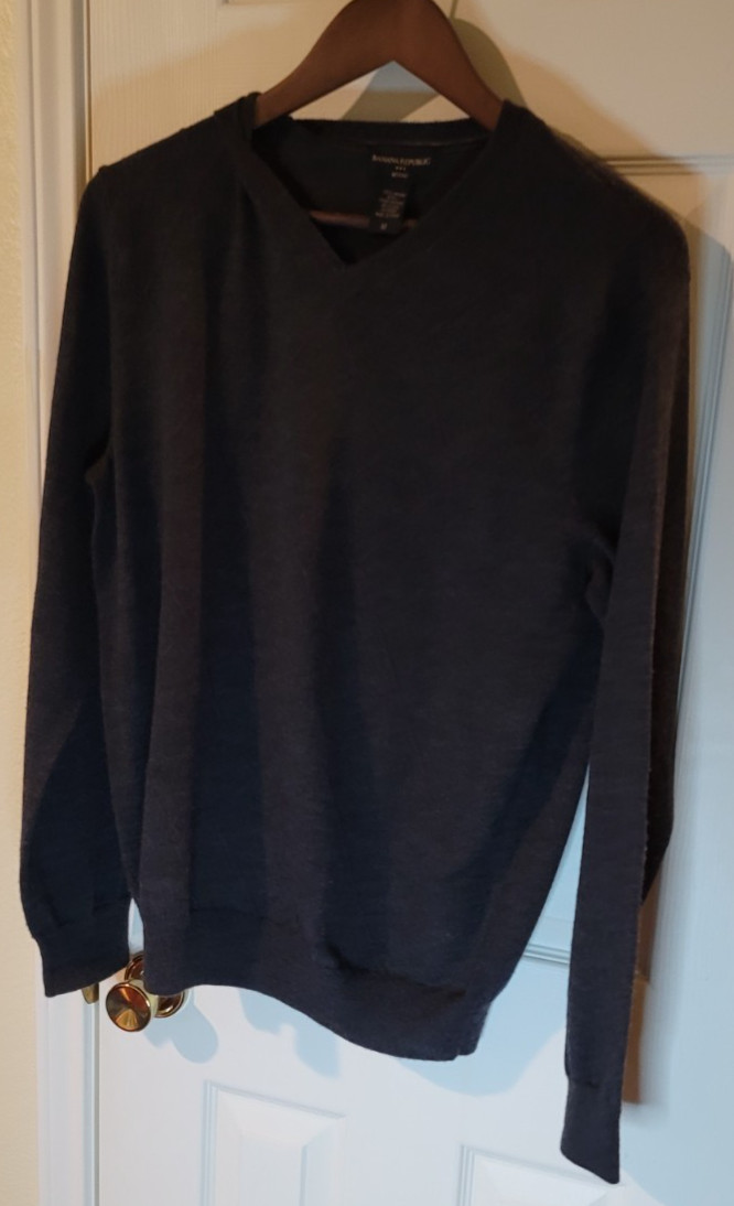 Banana Republic Extra Fine 100% Merino Wool Size M CHARCOAL V neck Men Sweater