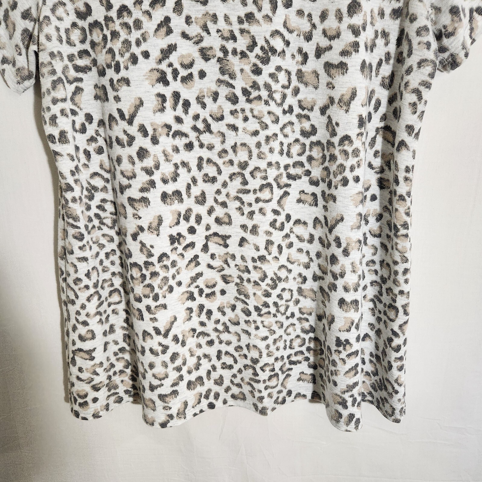 Giddy Up Glamour Womens Shirt M White Leopard Print V-neck Short Sleeve Top