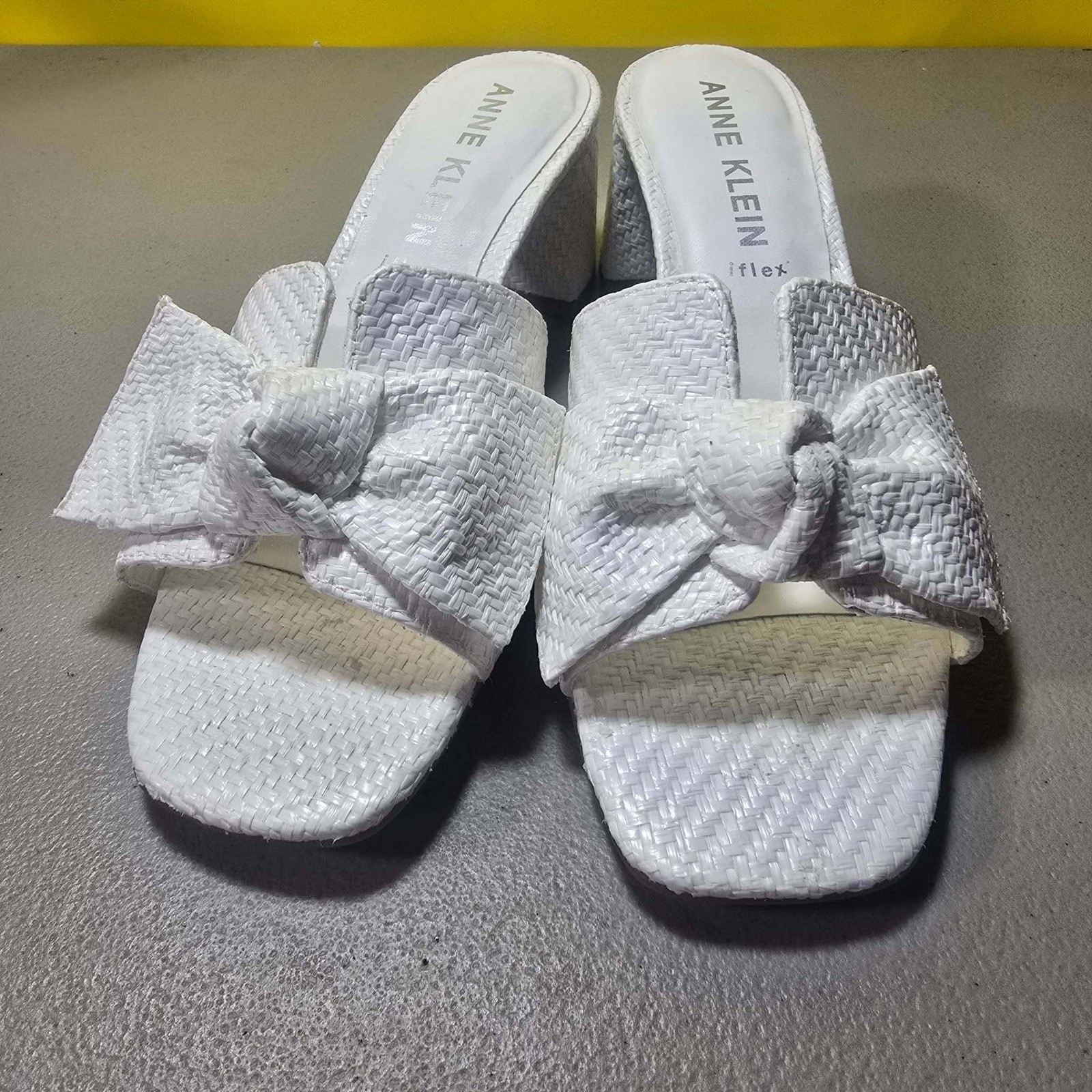 Anne Klein Kismet White Raffia Bow Block Heel Sandals Womens 7.5 M iFlex Mules