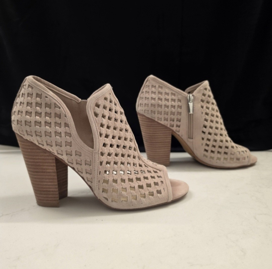 VINCE CAMUTO Perforated Peep Toe Booties Nude Blush Block Heel Size 9