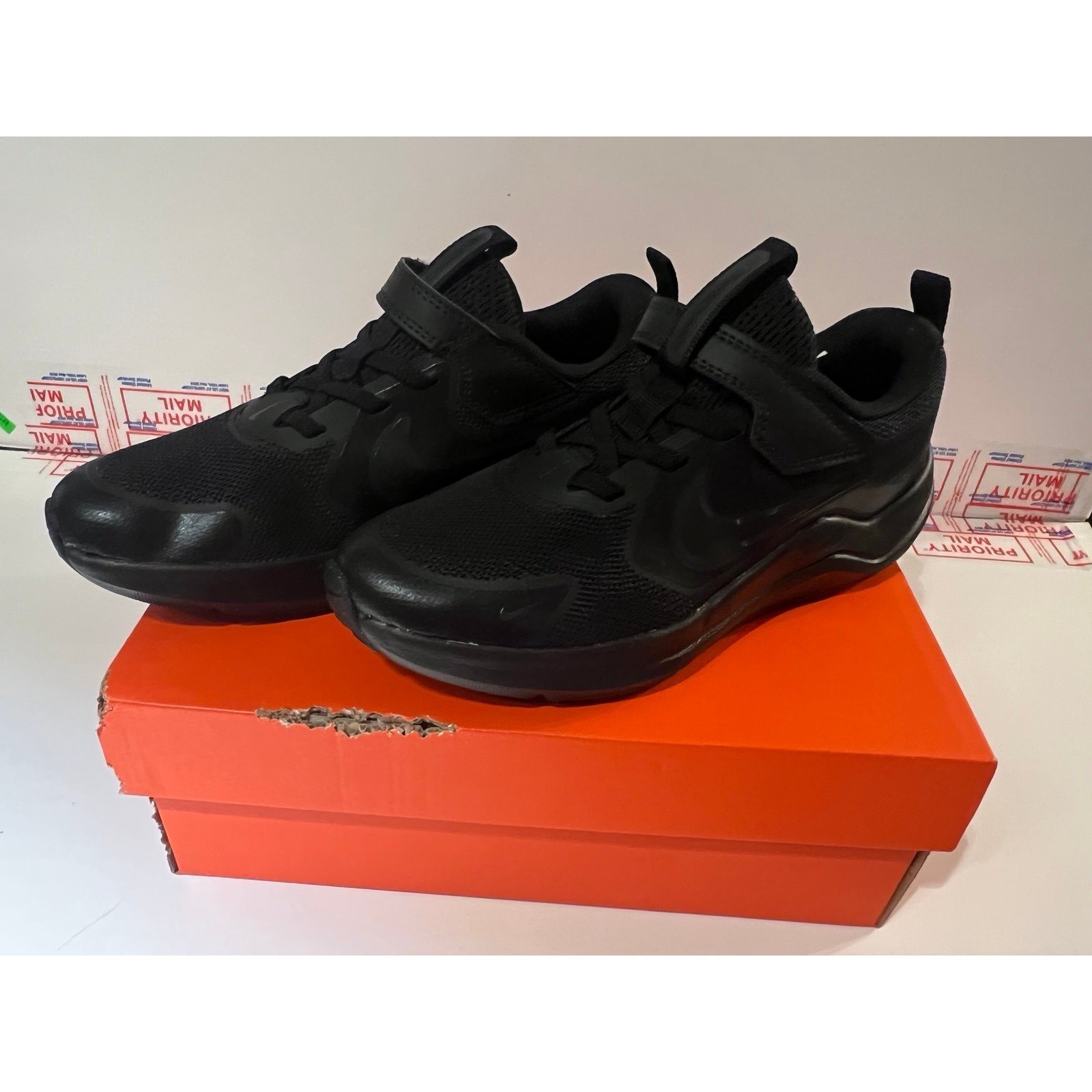 Boys size 2Y Nike Sneakers