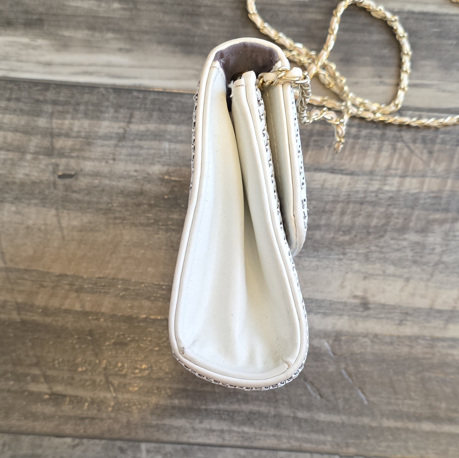 Whiting & Davis White Mesh Shoulder Bag Gold Chain Strap Magnetic Closure