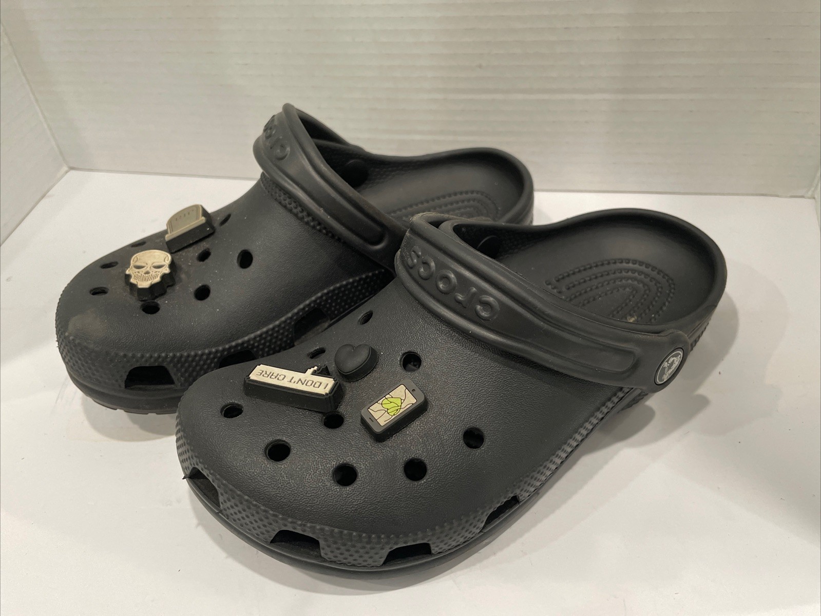 Crocs Black Unisex Men’s 4 Women’s 6 And Five Shoe Charms.