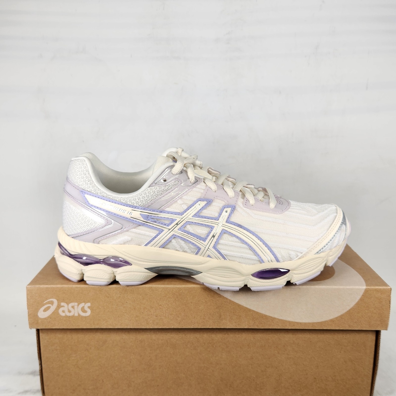 8 WOM – ASICS Gel-Cumulus 16 – White / Vapor Purple