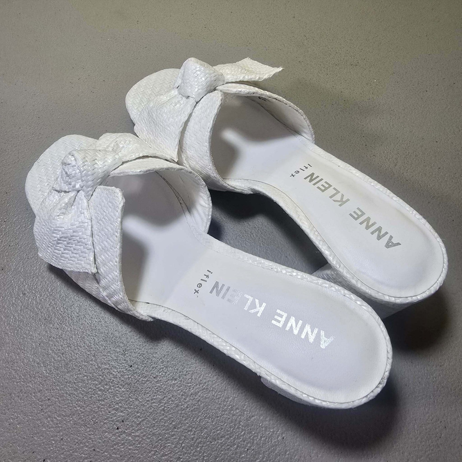 Anne Klein Kismet White Raffia Bow Block Heel Sandals Womens 7.5 M iFlex Mules
