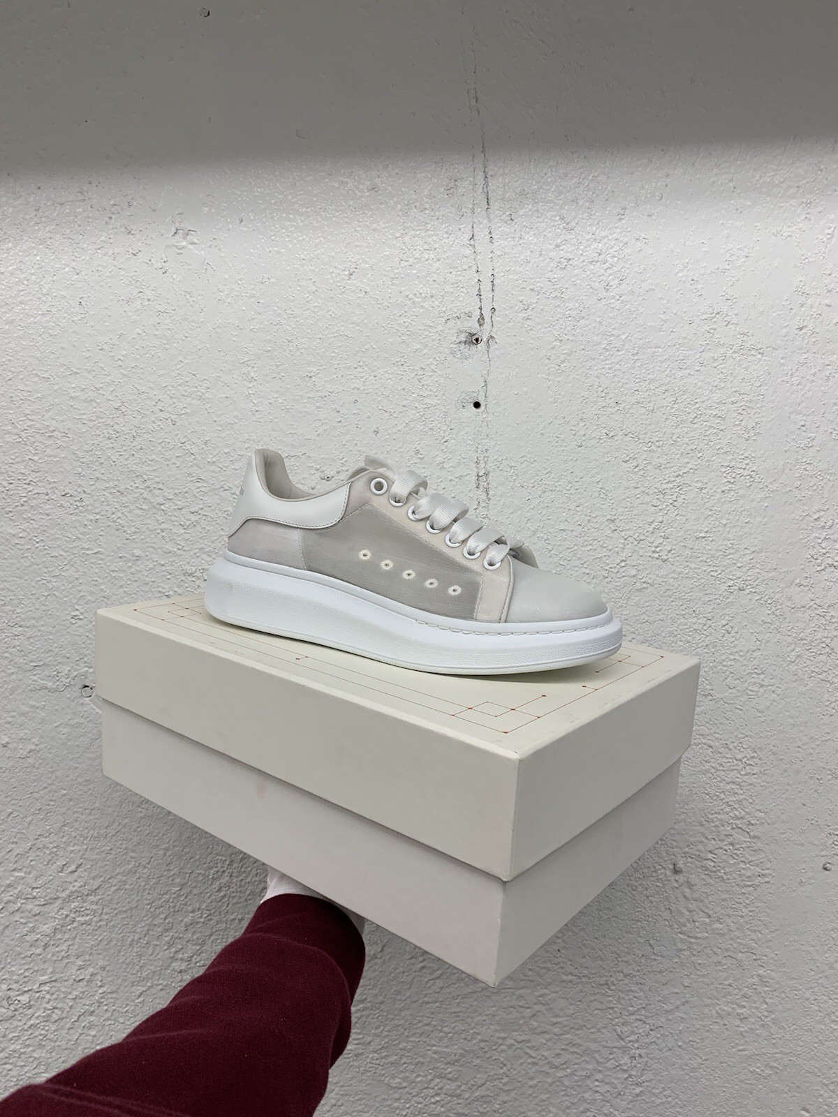 New With Box Men’s Oversized Alexander McQueen Sneaker White EU 42 US 9 X110