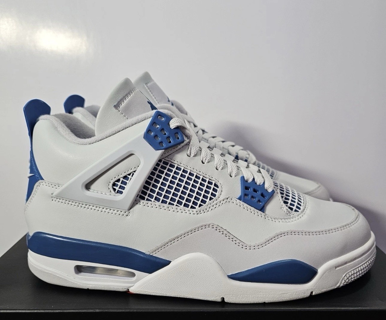 Deadstock Jordan 4 “Military Blue” FV5029-141 Men’s Size 9 New In Box