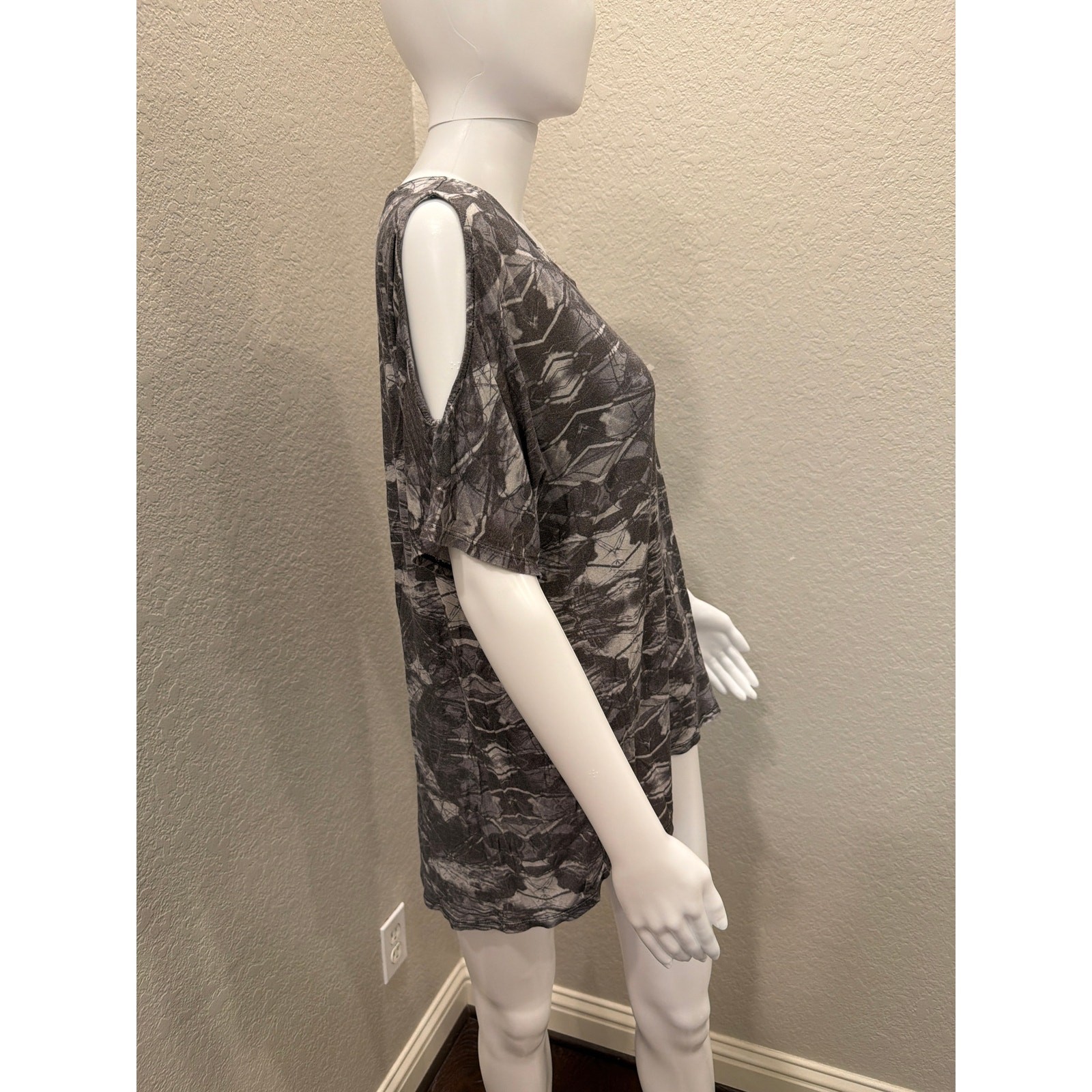 Trouvé Nordstrom Cold Shoulder Graphic Print Top – Size Small