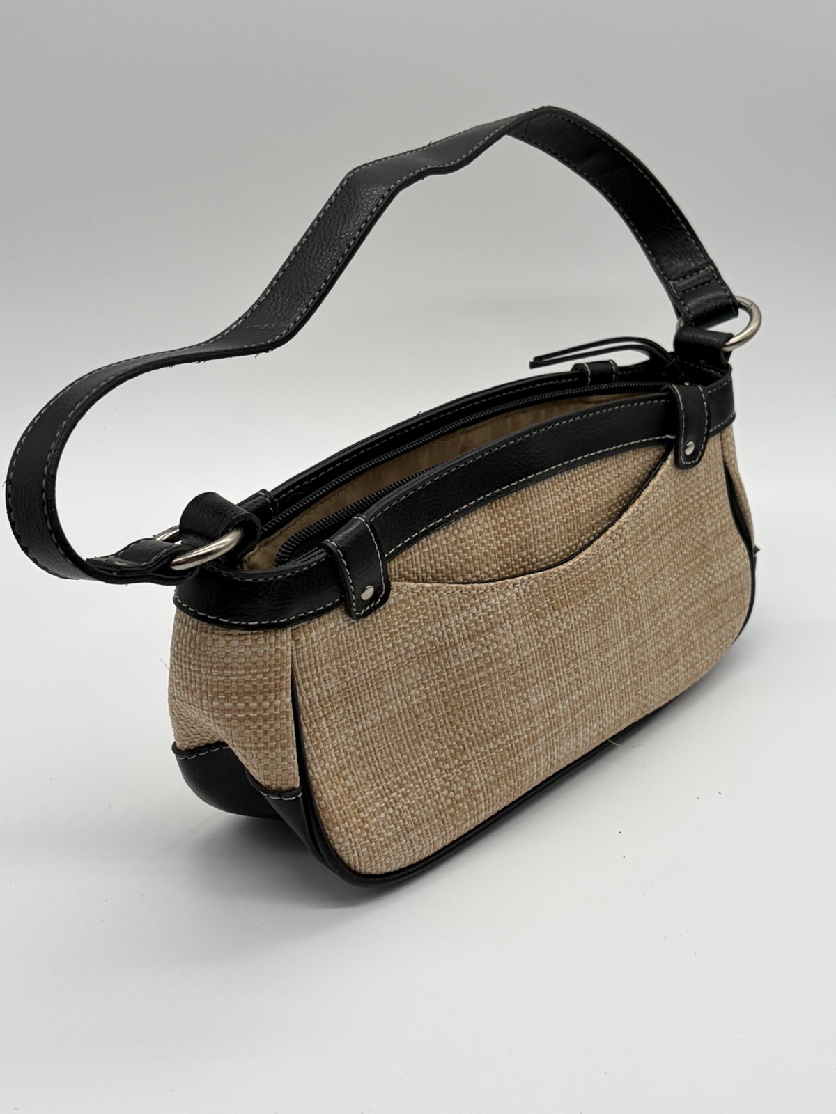 Women’s Woven Straw Shoulder Bag Black Trim Baguette Purse Zip Top Tan