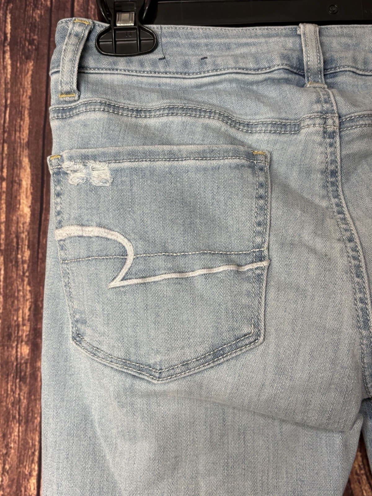 American Eagle Women’s Light Wash Super Stretch Distressed Skinny Jeans Size 4