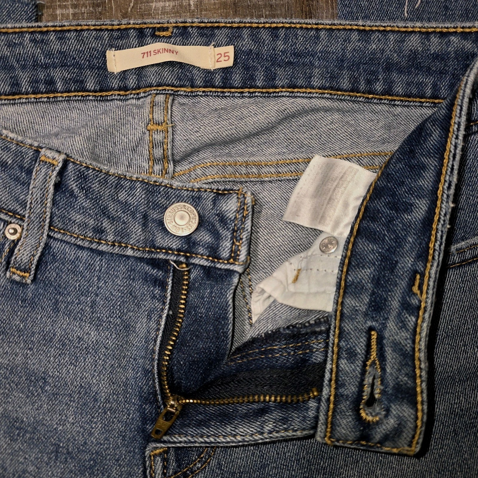 Levi’s 25″ × 27″ 711 Skinny Jean Medium Wash Zipper Mid Rise Cut Off Womens