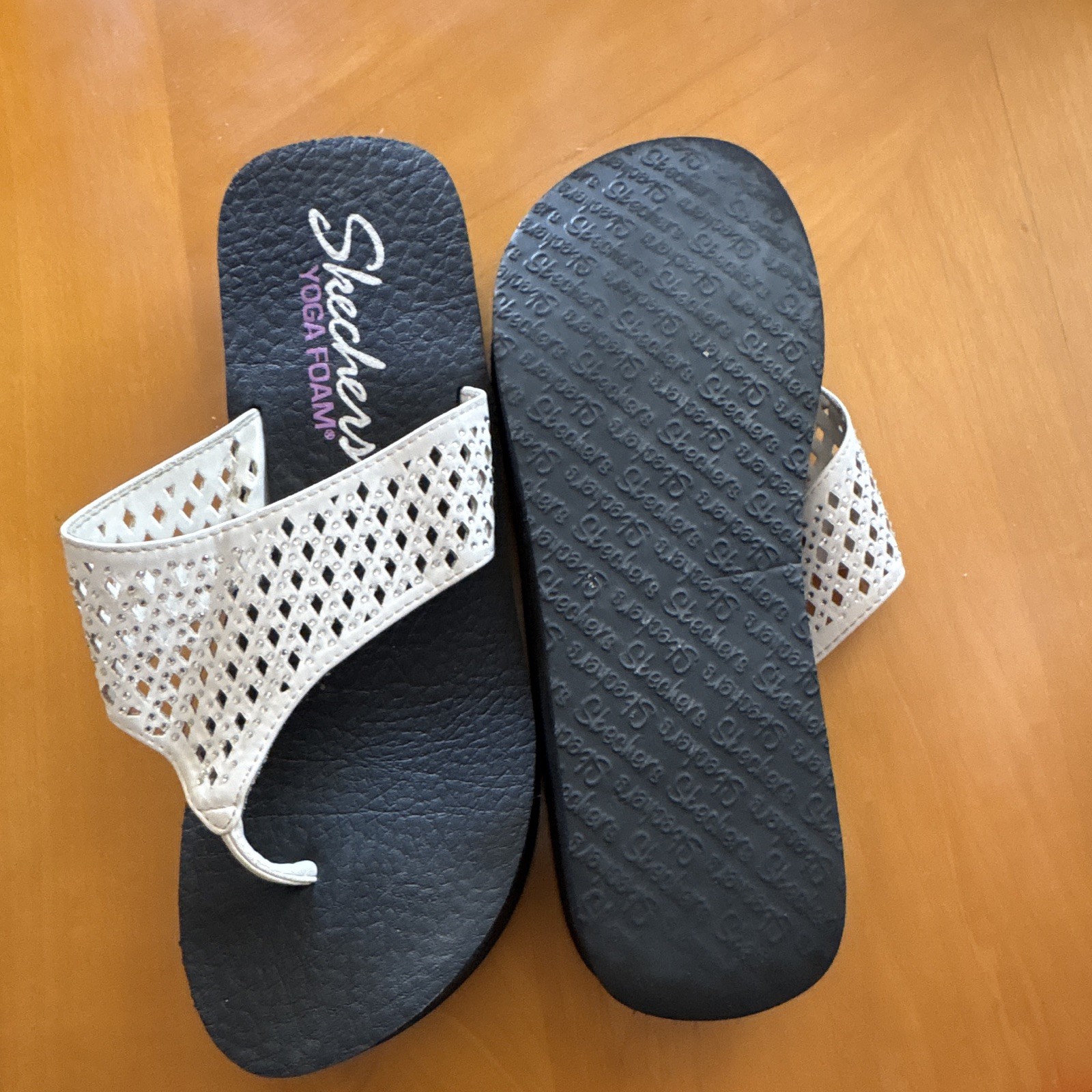 Skechers Black White Synthetic Slip-On Thong Sandals Foam Insole Women’s US 10