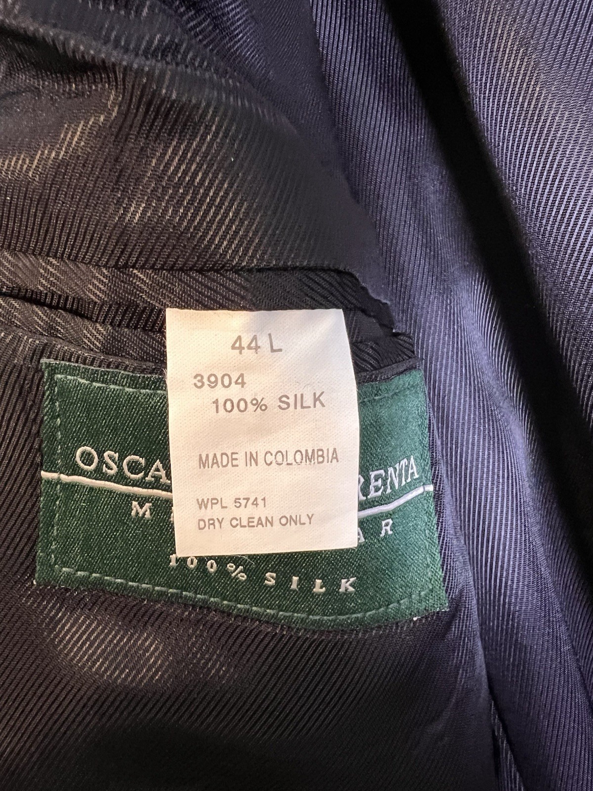 Oscar de la Renta Mens 100% Silk Black Blazer, Made In Columbia. Size 44L