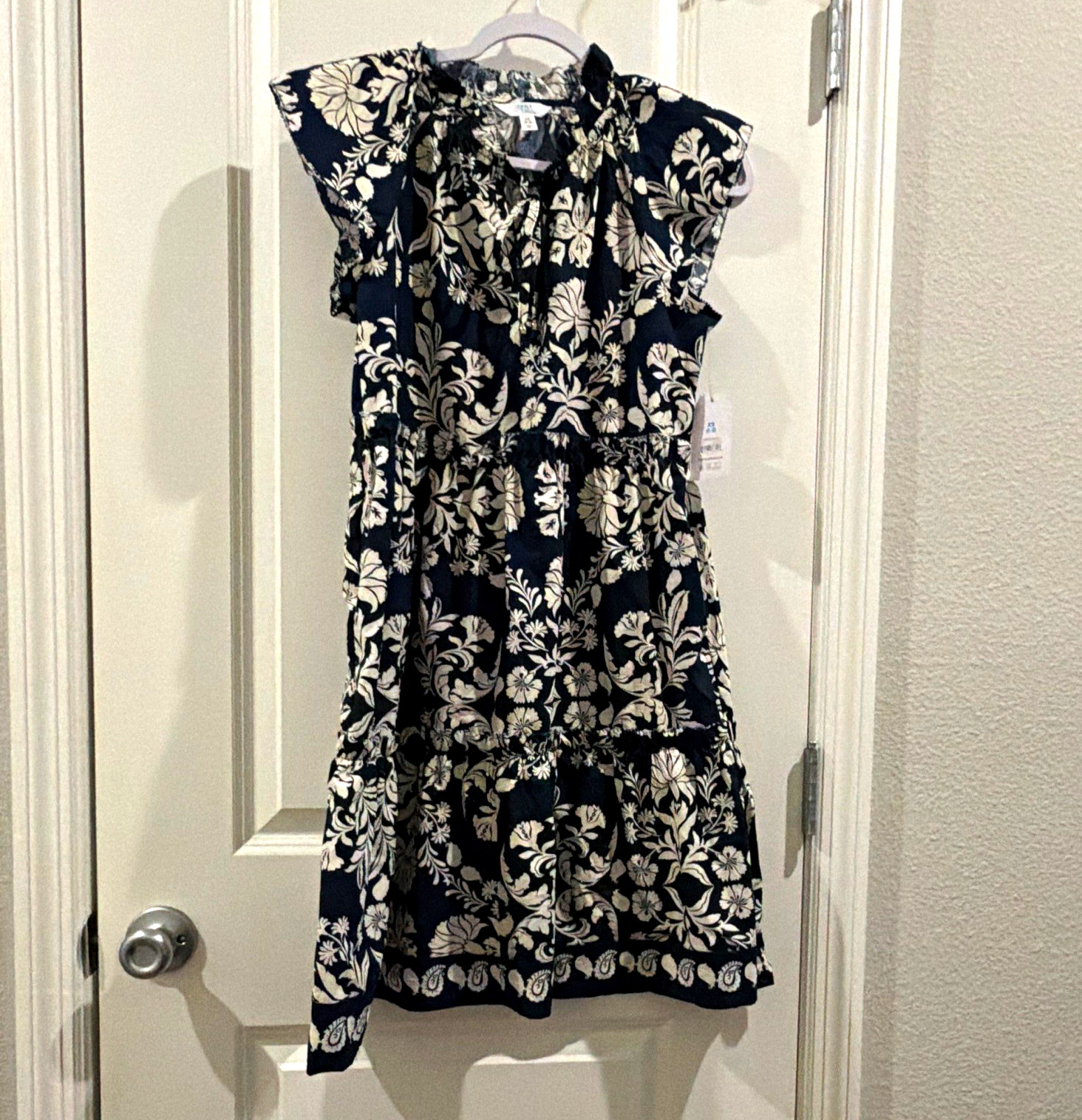 Evereve Black & White Floral V-Neck Smocked Ruffle Flutter Sleeve Dress M