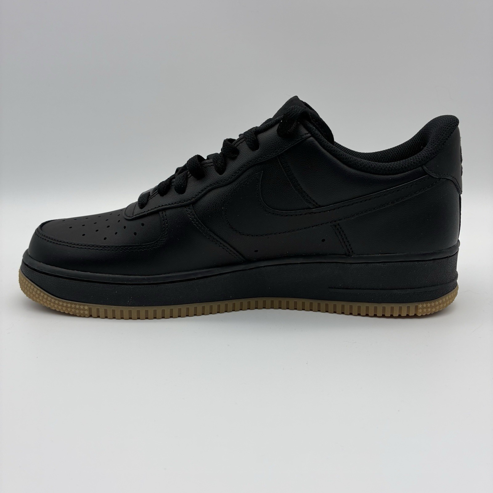 Nike Air Force 1 07 Low Black Gum DZ4404-001 NWOB Men Size 10.5