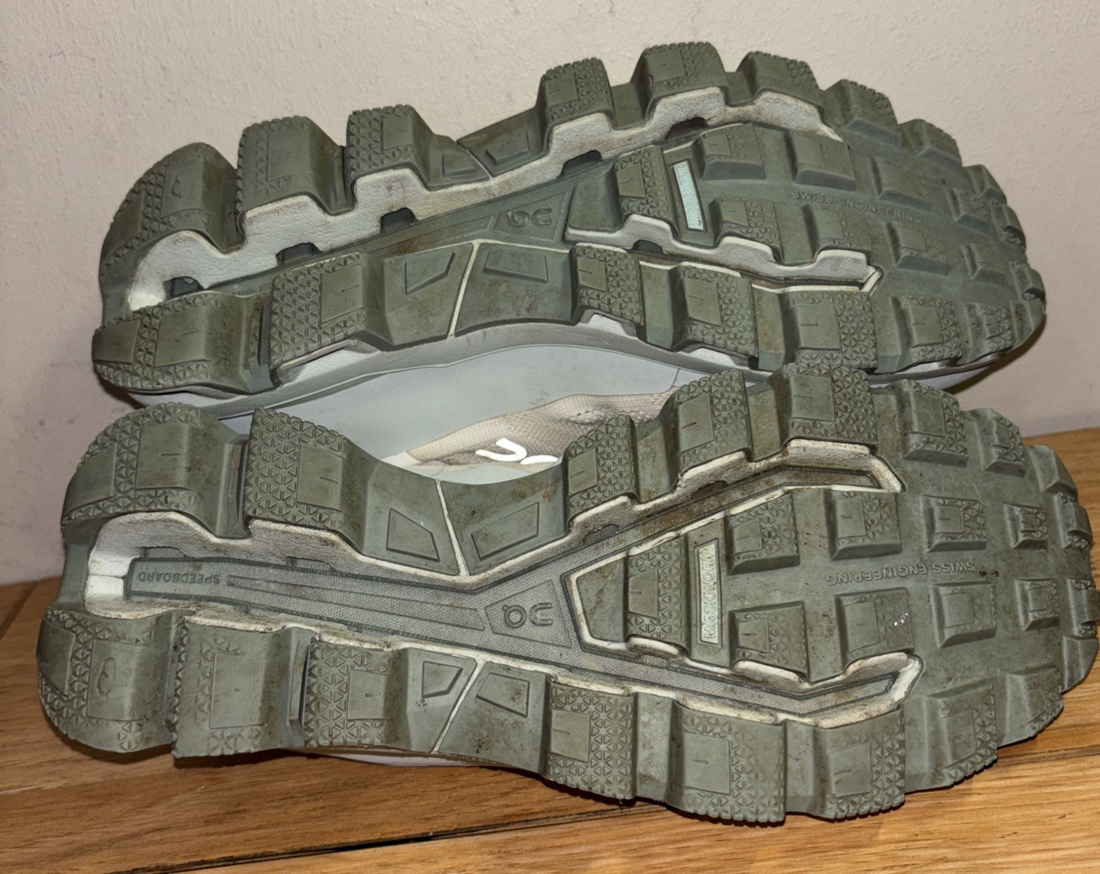 On Cloudventure white/moss women sneakers running/trail shoes 8.5