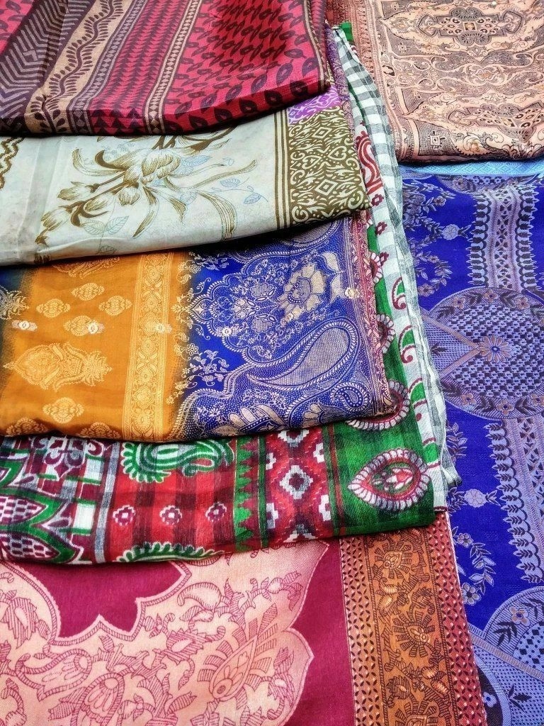Lot Of 25 Pcs Of Vintage Indian Saree Mix Fabric Craft Used Art Multi color Sari