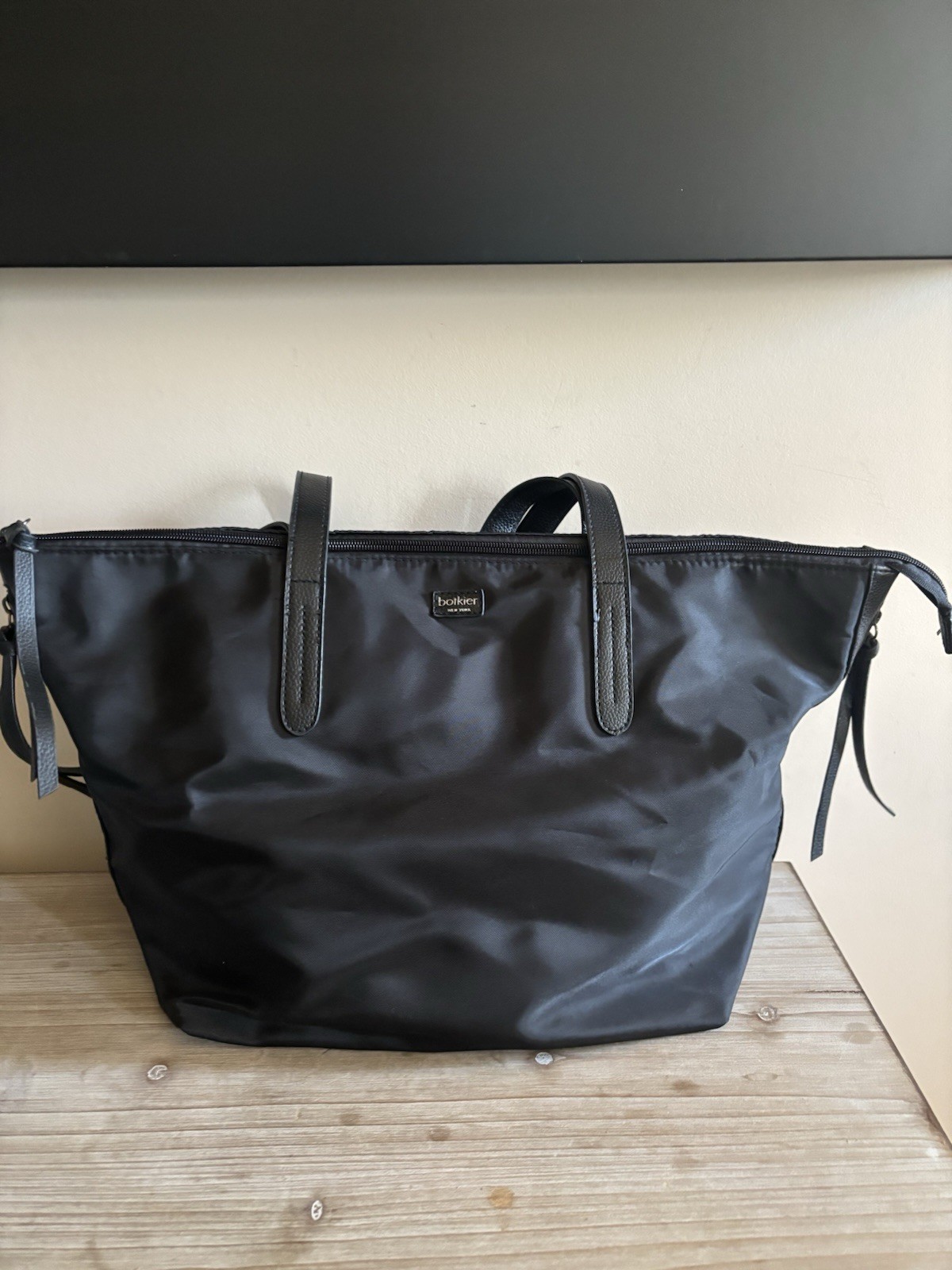 Botkier New York Bond. Tote Double Handles and Top Zip Clousre Black