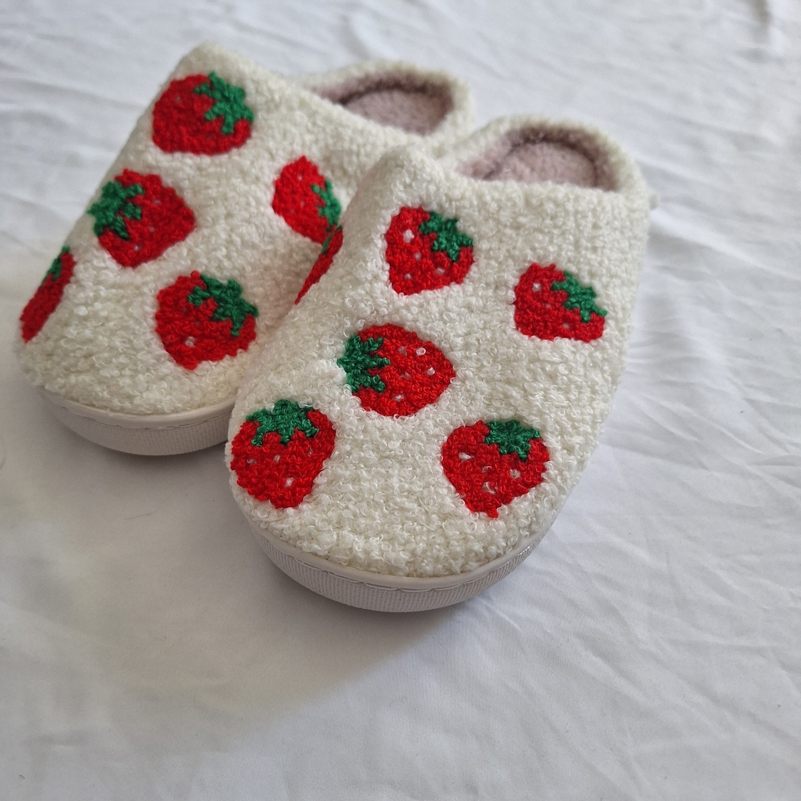 1 PAIR Women’s Strawberry Slippers Lightweight Soft Sole House Shoes 7-8