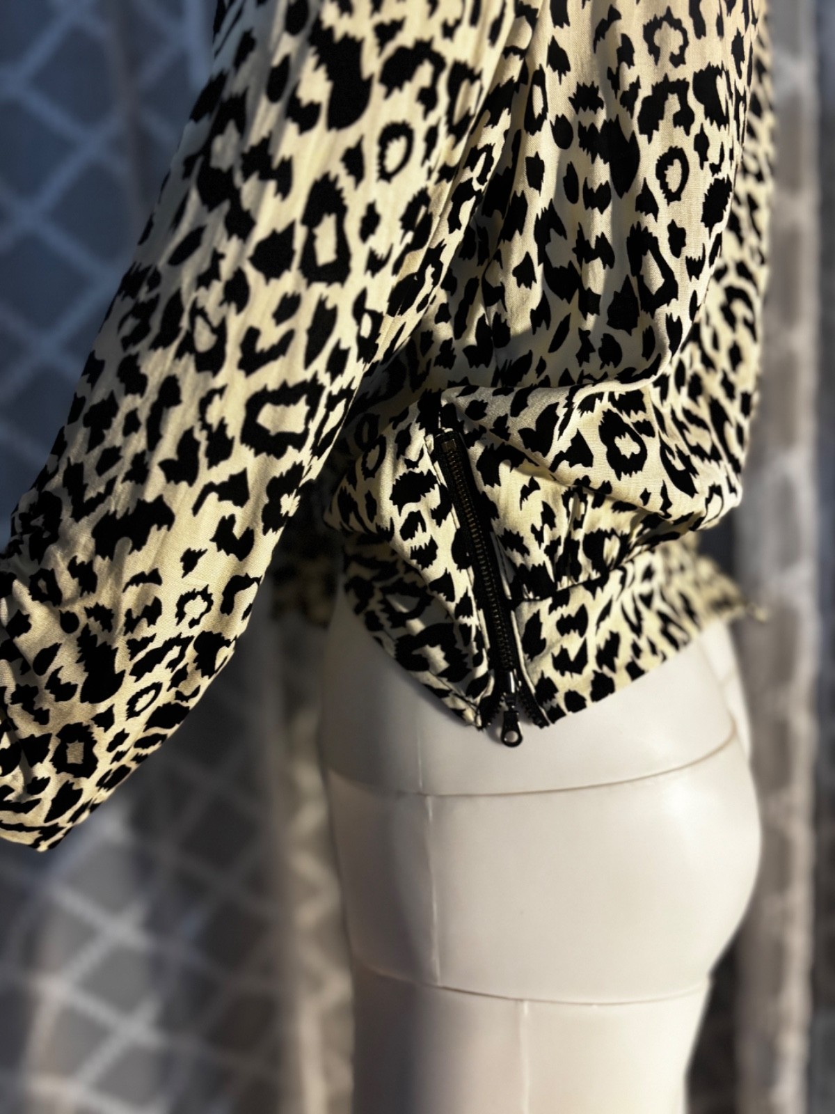 Womens Maurices Cheetah Print Open Pullover Long Sleeve Tie Front Top Size M.