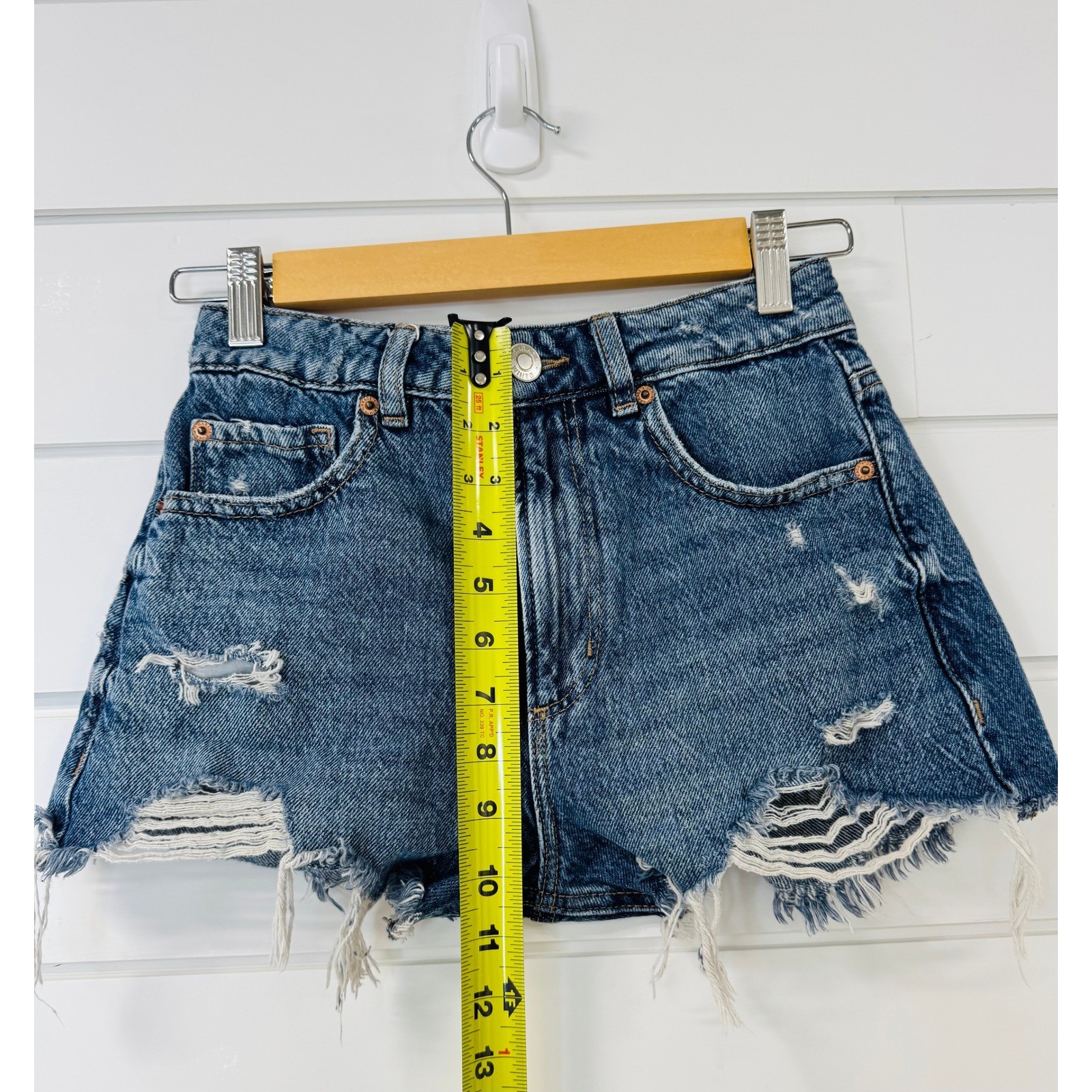 Garage Festival Denim Shorts Distressed Raw Hem Medium Wash Blue Womens Size 00