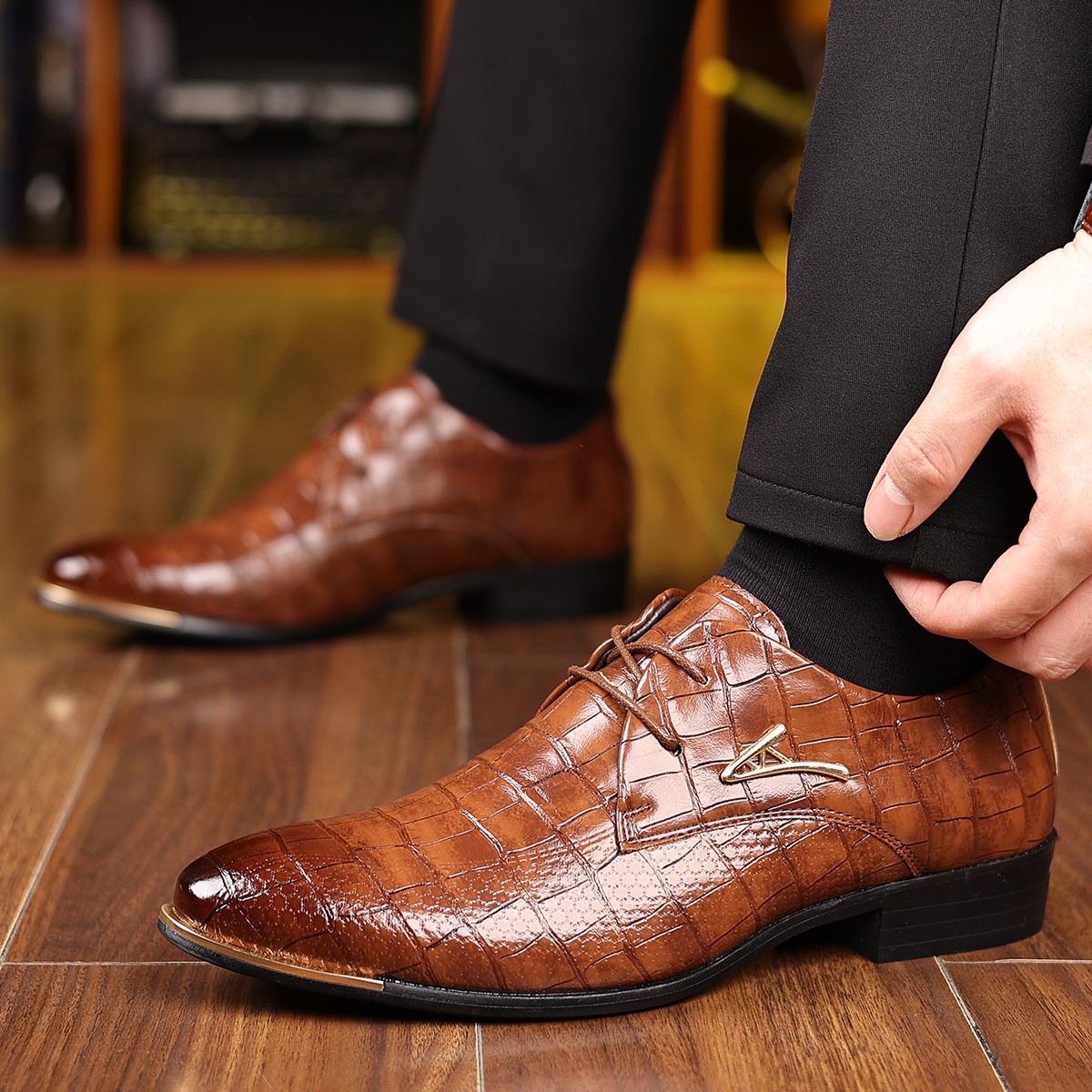 Men’s formal shoes, checkered lace up Oxford shoes, worn for formal occasions
