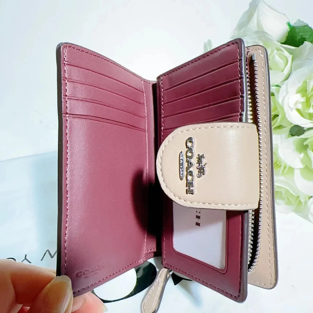 NWT Coach Medium Corner Zip Wallet With Signature Leather CM241