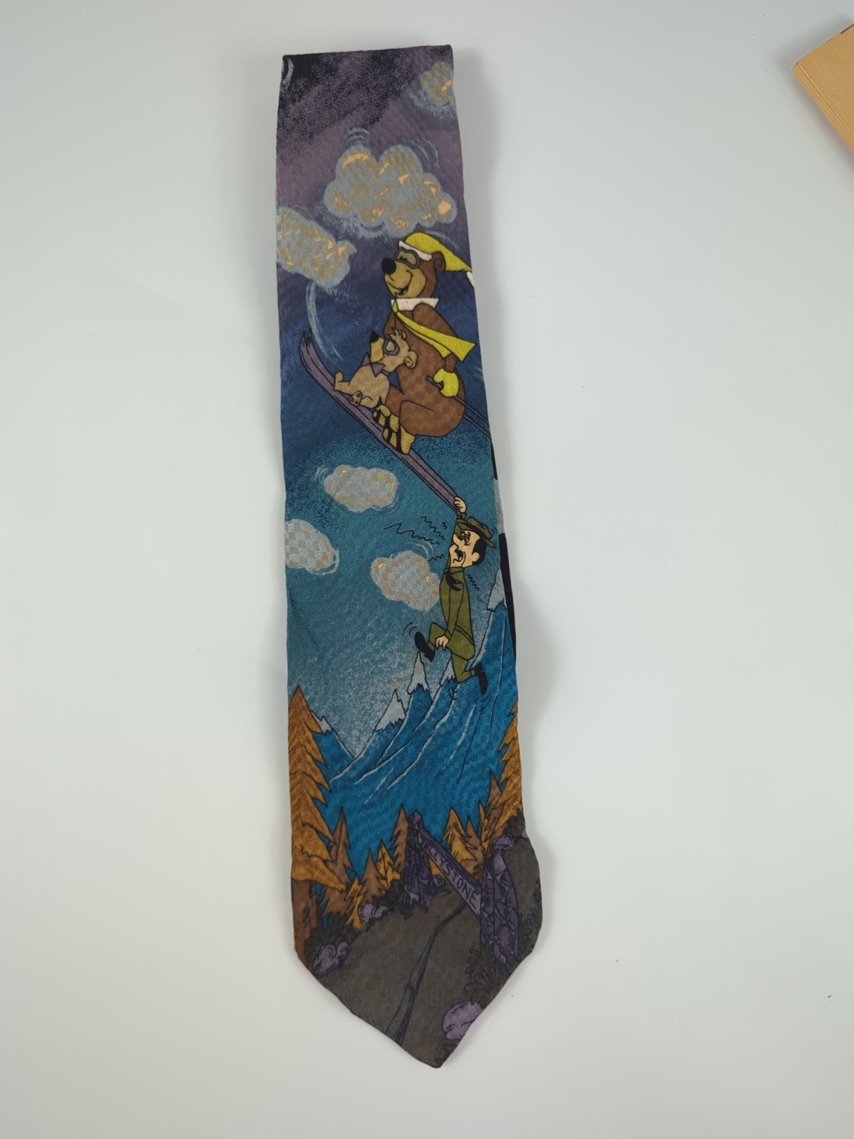 VTG Mens Tie Yogi Bear Boo-Boo Skiing Ranger Smith Jellystone 55″ x4″