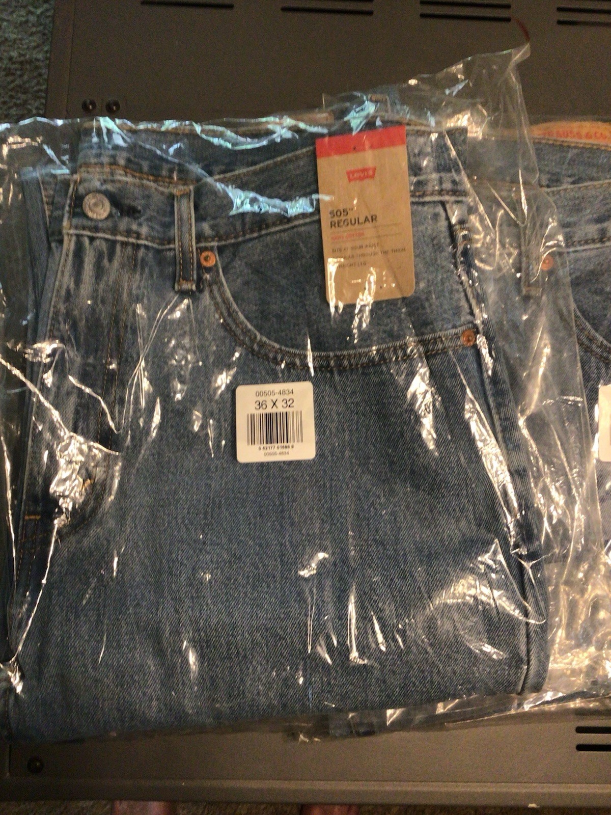 Levi’s Men’s Regular Fit Straight Leg Blue Denim Jeans Solid Pattern NWT