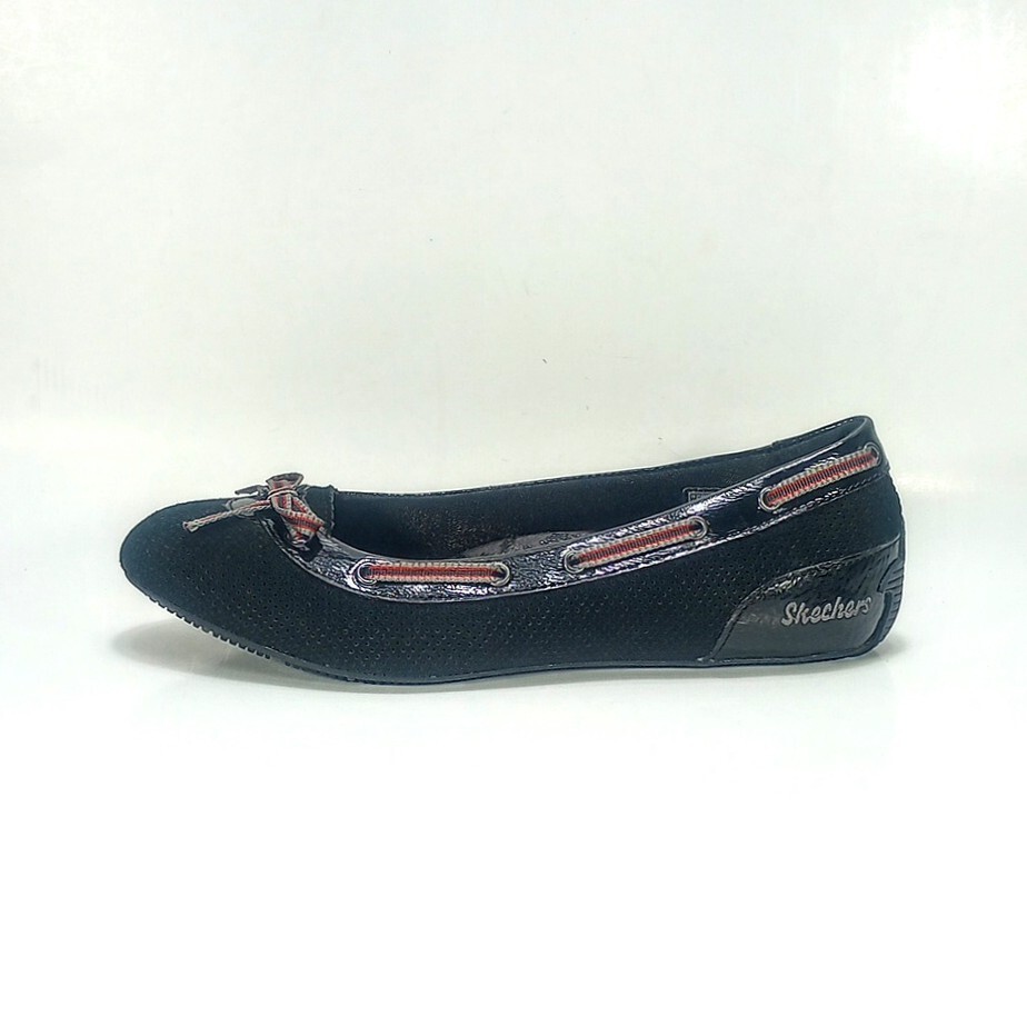 Skechers Womens 6.5 Black Perforated Leather And Synthetic Upper Slip On Flats