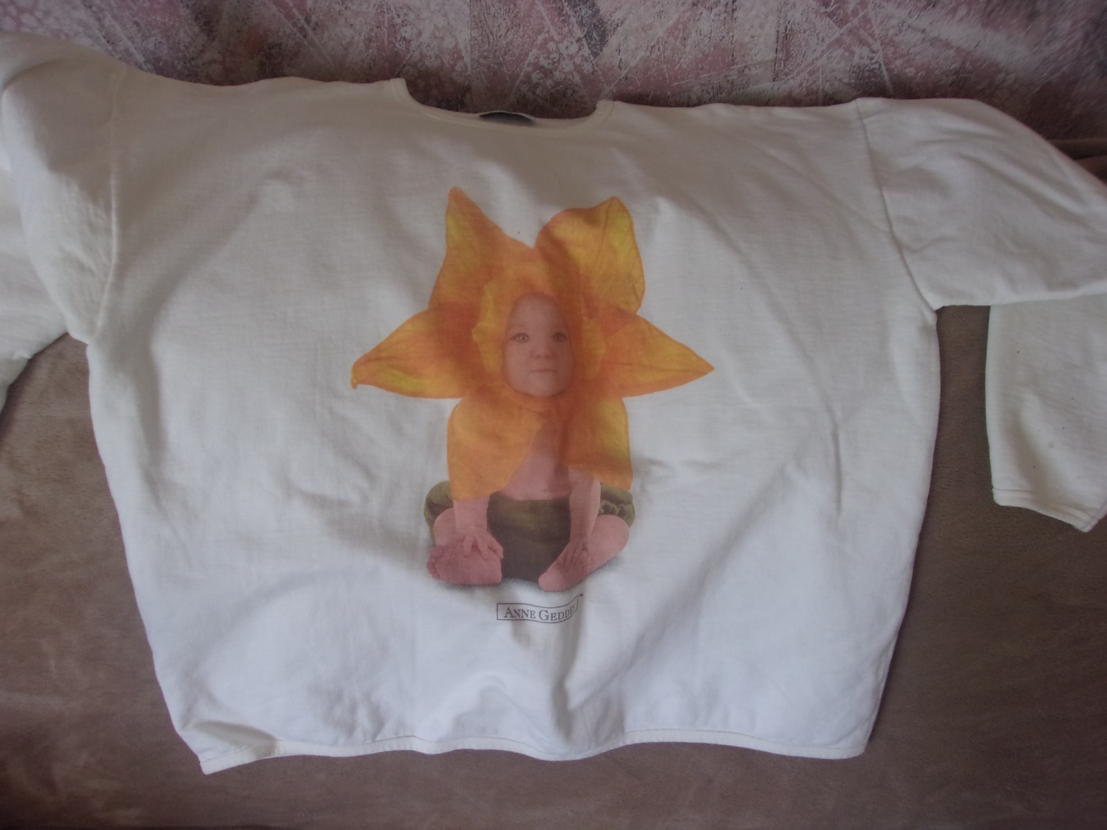 ANNE GEDDES BABY IN A SUNFLOWER SWEATSHIRT 24″ PIT TO PIT , LARGE ??