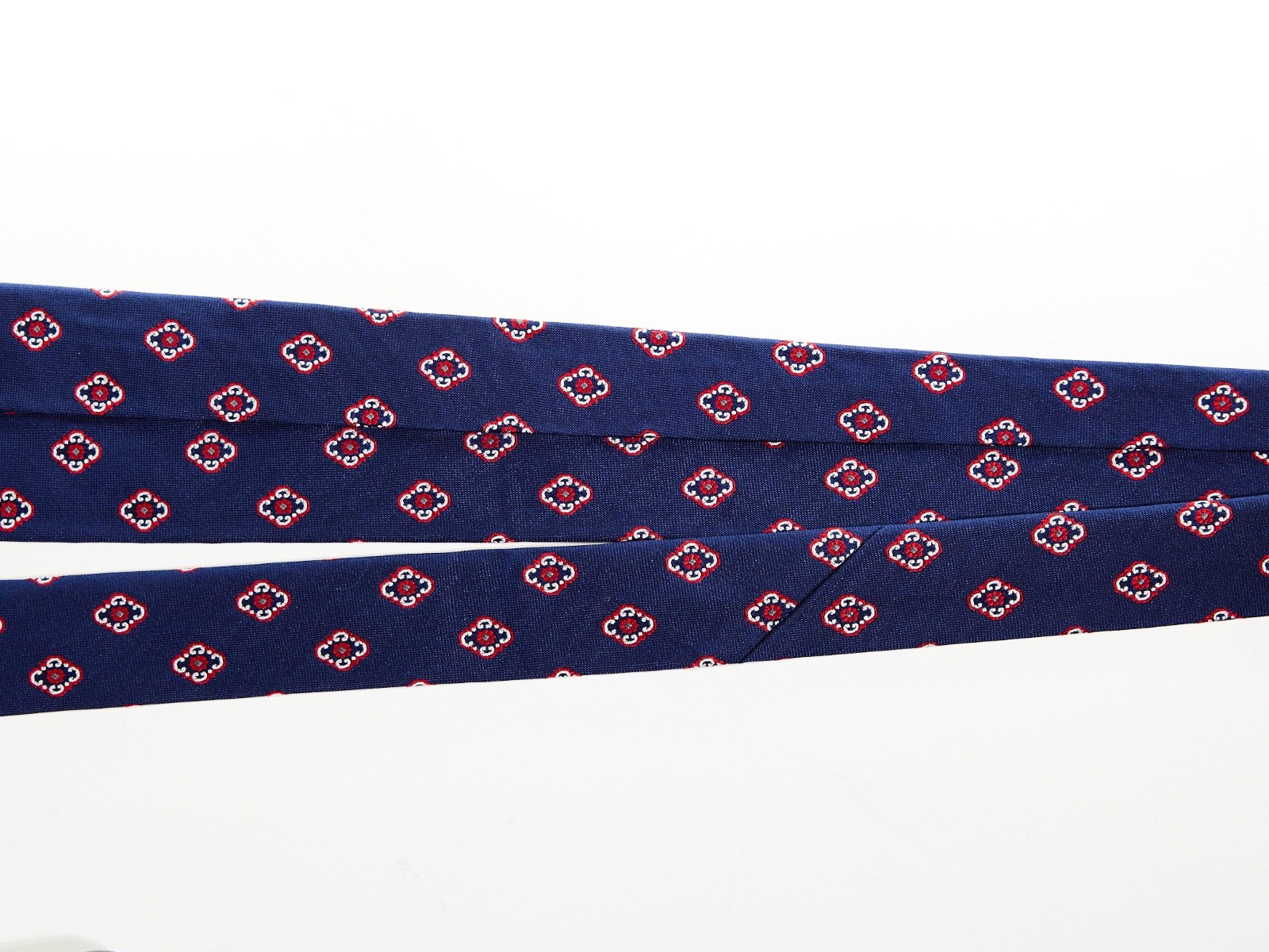 BIGI CRAVATTE Men’s 100% Silk Tie BLUE w/ RED MEDALLIONS 59″ x 3.25″ USED T22